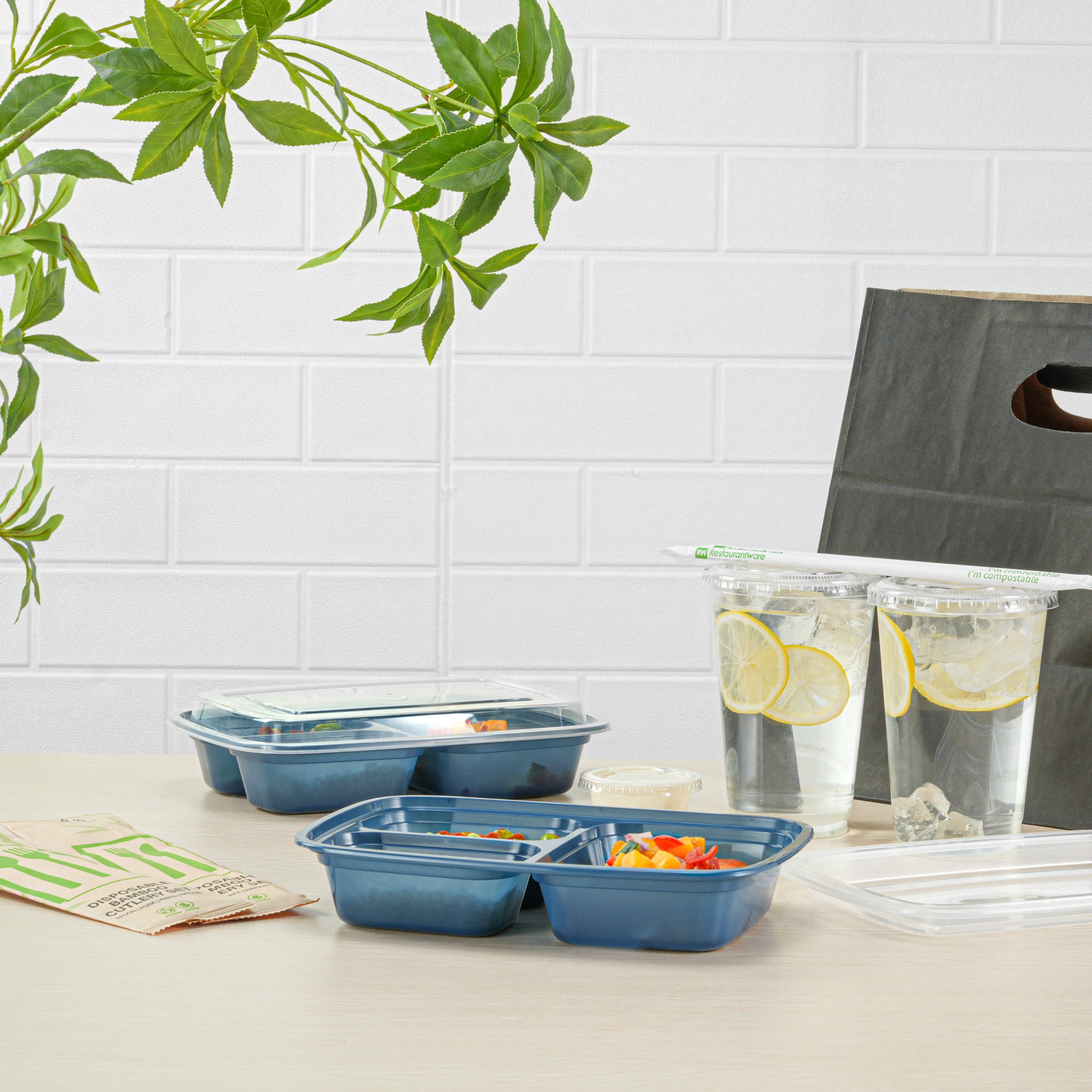 26 oz Midnight Blue 3-Compartment Plastic Food Storage Containers with Clear Lids - Microwave Safe, BPA Free (8.75