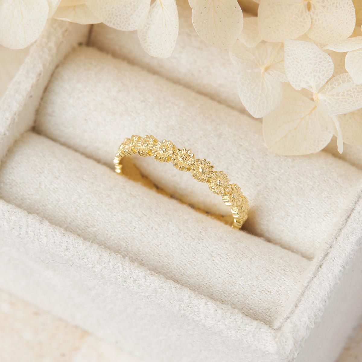 14K Gold Daisy Chain Ring - Dainty Stackable Band for Women, Perfect for Everyday Wear & Layering with Other Rings