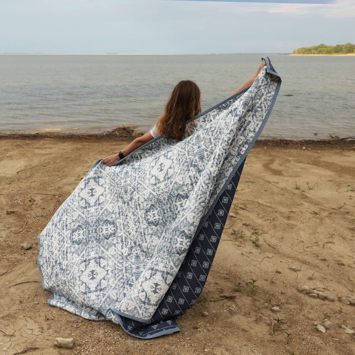 Premium Skyler 2-Piece Reversible Cotton Quilt Set with Pillow Shams - Twin Size Blue Medallion Striped Coastal Bedding | Luxury Quilt & Pillowcase for Guest Rooms, Beach Houses & Coastal-Themed Bedrooms