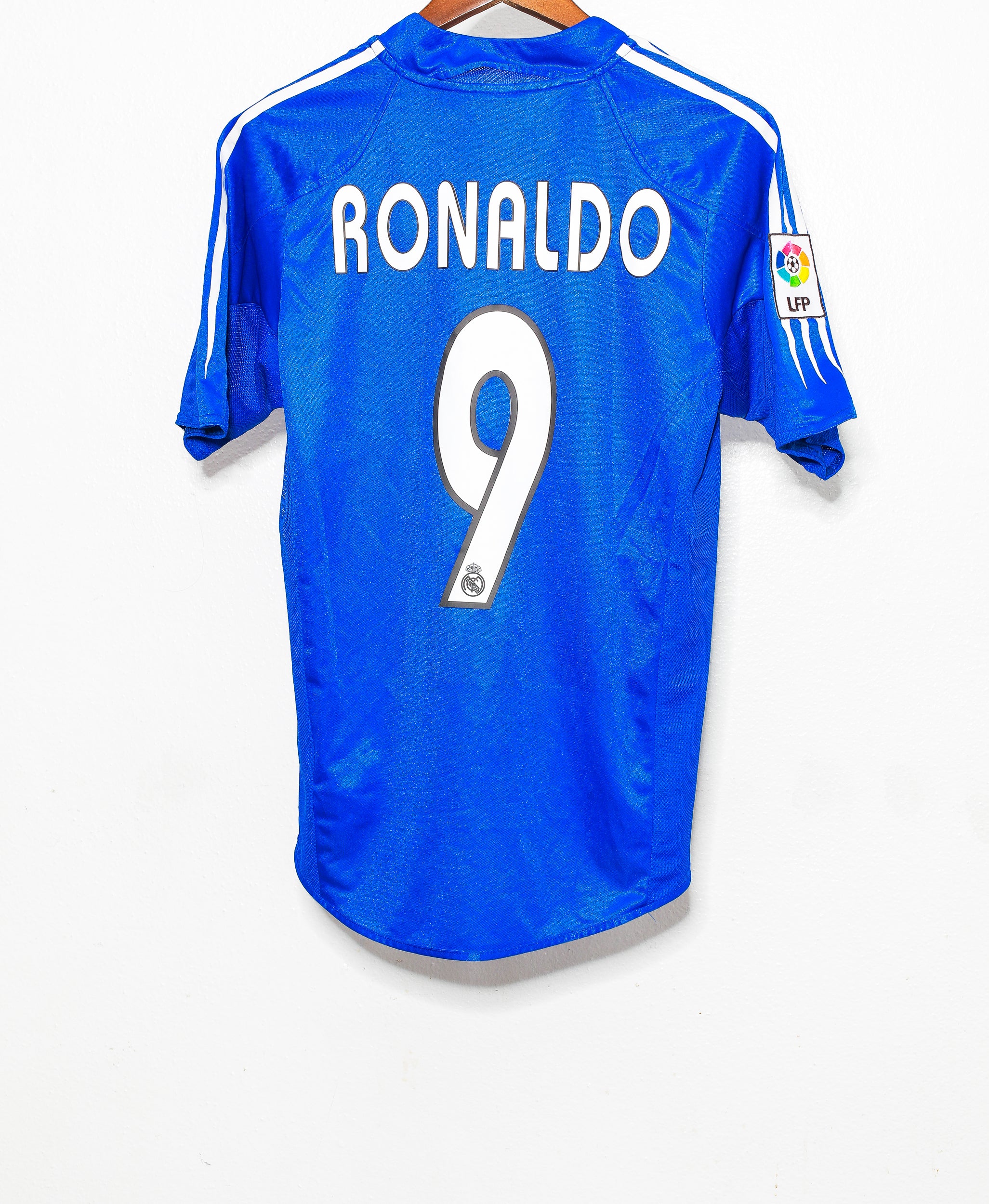 Authentic 2004-2005 Real Madrid Away Jersey #9 Ronaldo (Size S) - Vintage Soccer Shirt for Collectors & Fans - Perfect for Game Days, Cosplay & Sports Memorabilia Display