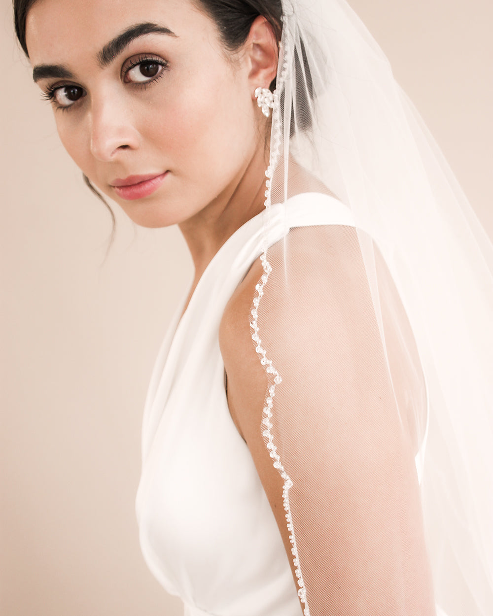 Kelly Scalloped Edge Veil - Elegant Lace Wedding Veil for Brides, Perfect for Church Ceremony & Outdoor Wedding Photos
