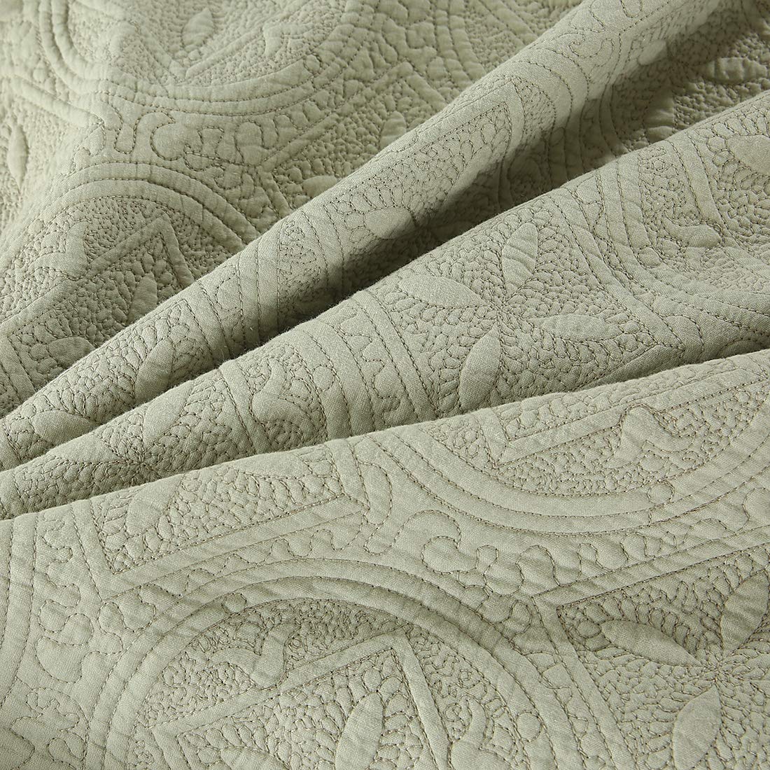 VCTOPS 3-Piece 100% Cotton Solid Quilt Set - Oversize Queen Size Embroidered Reversible Lightweight Quilted Coverlet Bedspread for All Seasons (Green) - Perfect for Master Bedroom, Guest Room & Dorm Decor
