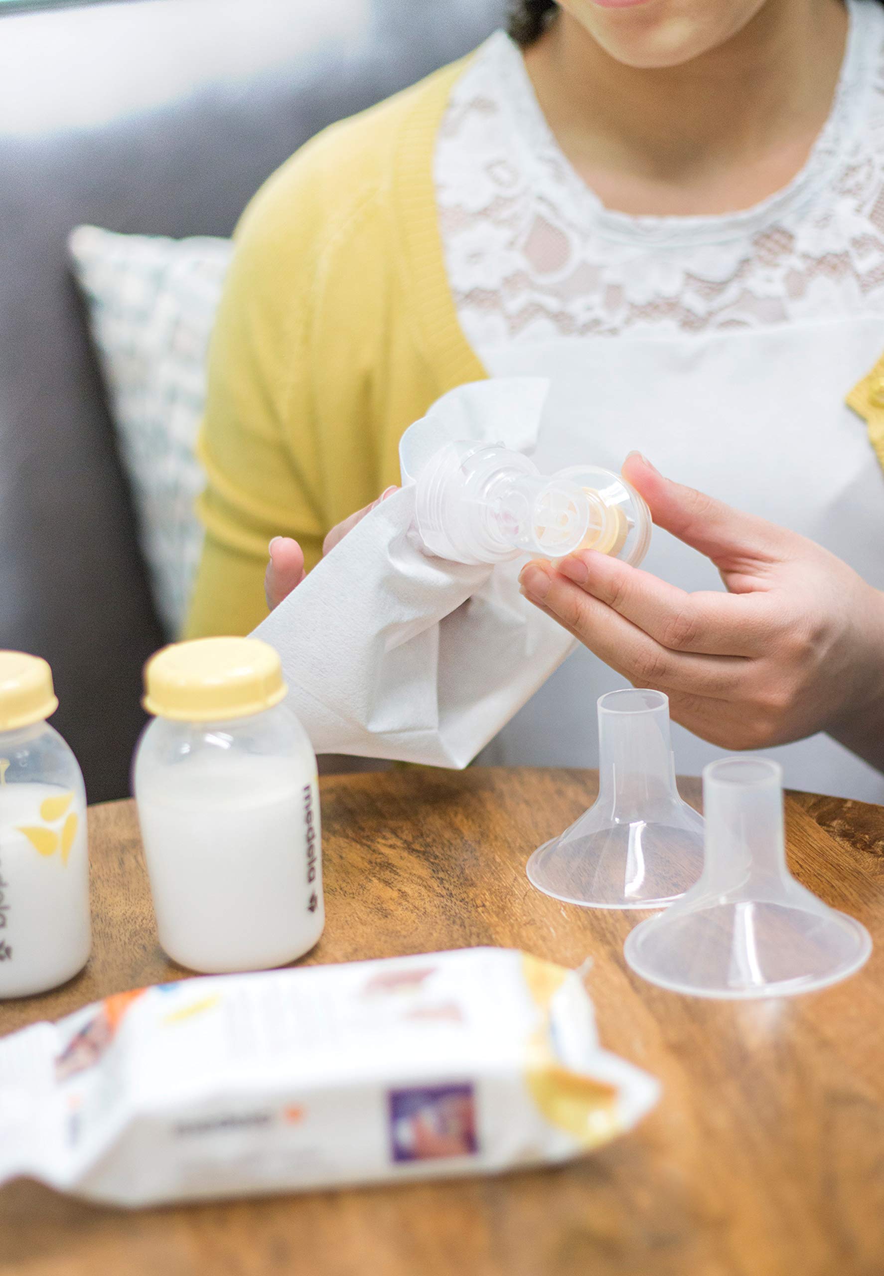 Medela Quick Clean Breast Pump Wipes - 24 Count Resealable Pack | Hygienic Cleaning for Breast Pump Parts, Bottles, Tables & Countertops | Perfect for Travel, Daycare & On-the-Go Moms