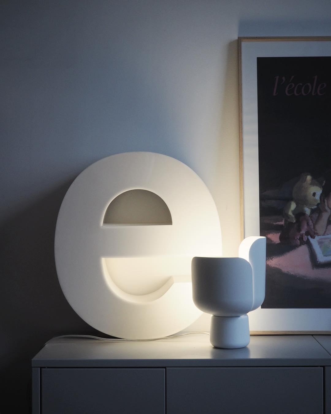 Elegant Petals Glass Table Lamp - Modern Home Decor for Bedroom, Living Room & Office - Soft Ambient Lighting for Relaxation & Cozy Atmosphere