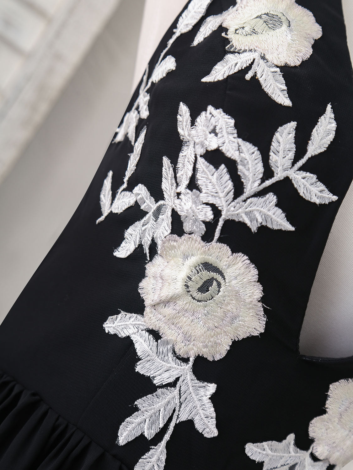 Elegant Black V-Neck Chiffon Lace Long Prom Evening Dress for Women - Perfect for Formal Dances, Galas & Special Occasions