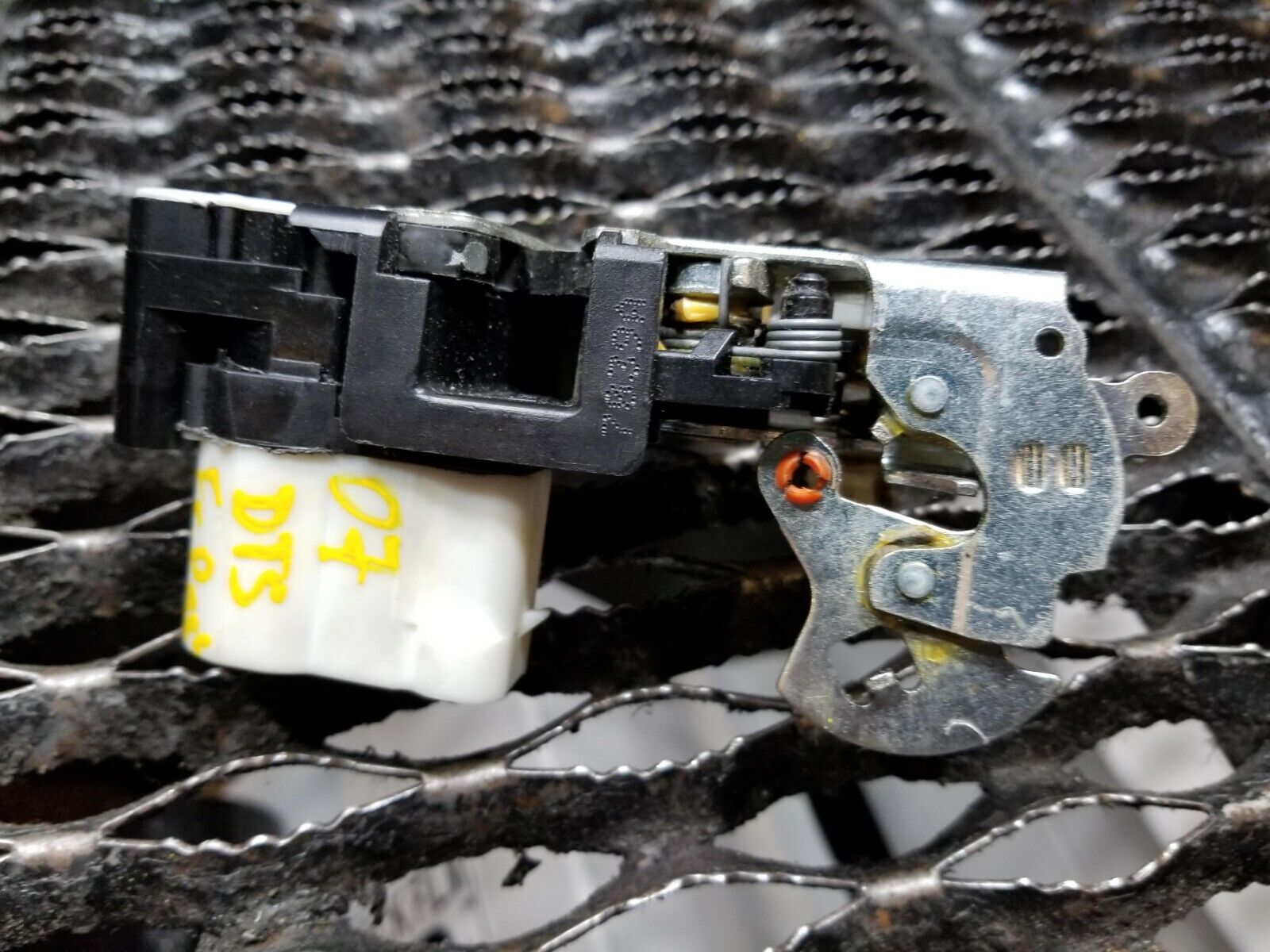 2006-2011 Cadillac DTS Front Right Passenger Door Lock Latch Actuator - OEM Replacement Part for Smooth Door Locking Mechanism - Perfect for Car Repair and Maintenance