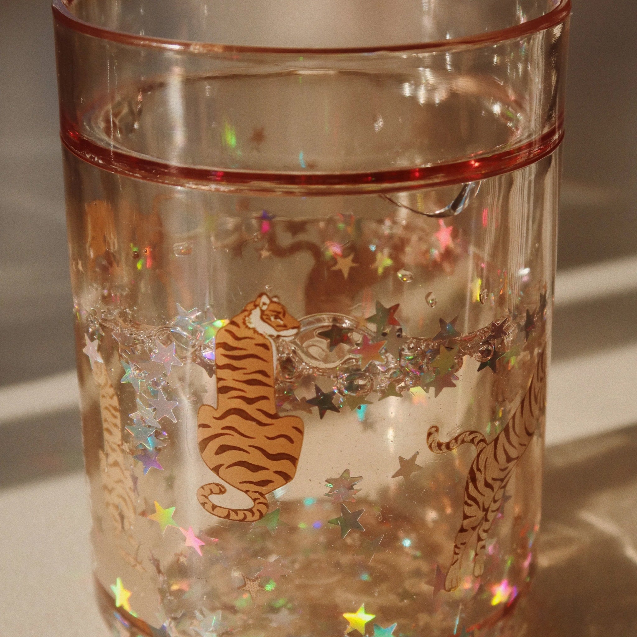 KONGES SLØJD Kids Glitter Cups with Dinosaur Design - Set of 2 Colorful Unbreakable Tumblers for Juice, Milk & Smoothies | Perfect for Birthday Parties, Daycare & Preschool Snack Time