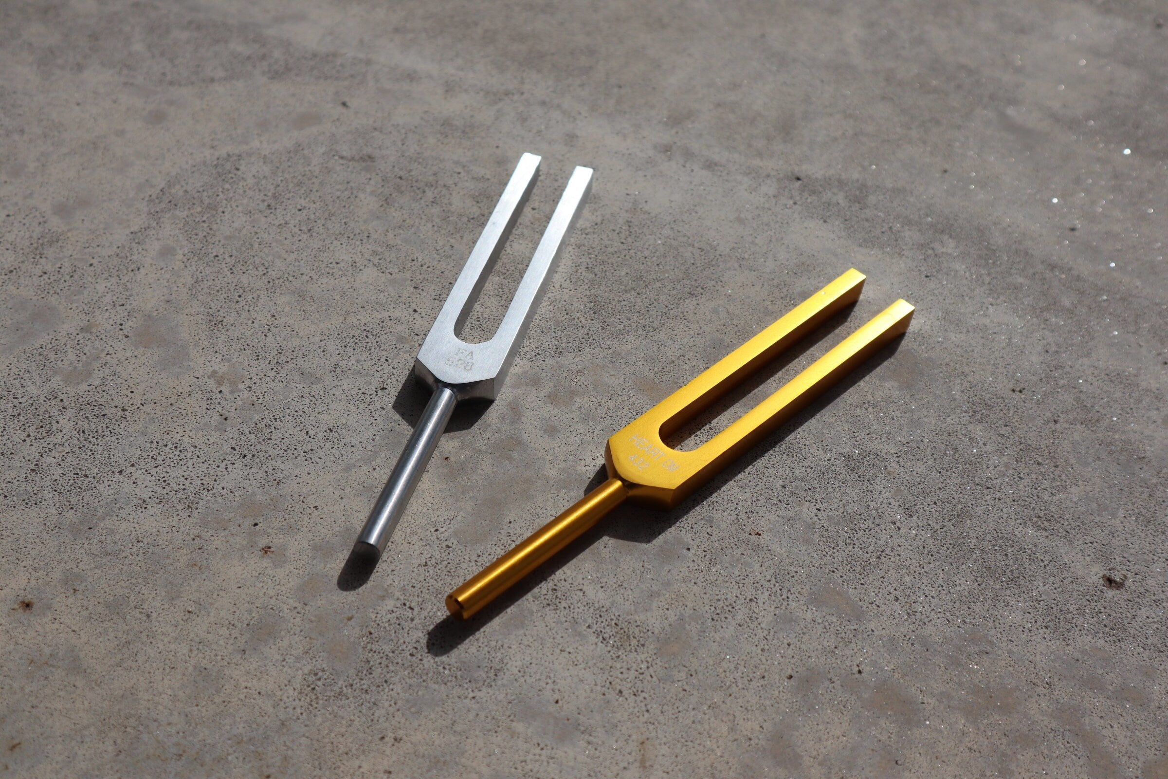 432 Hz & 528 Hz Healing Tuning Forks Set - Silver & Gold Unweighted Sound Therapy Tools for Meditation, Chakra Balancing & Energy Healing
