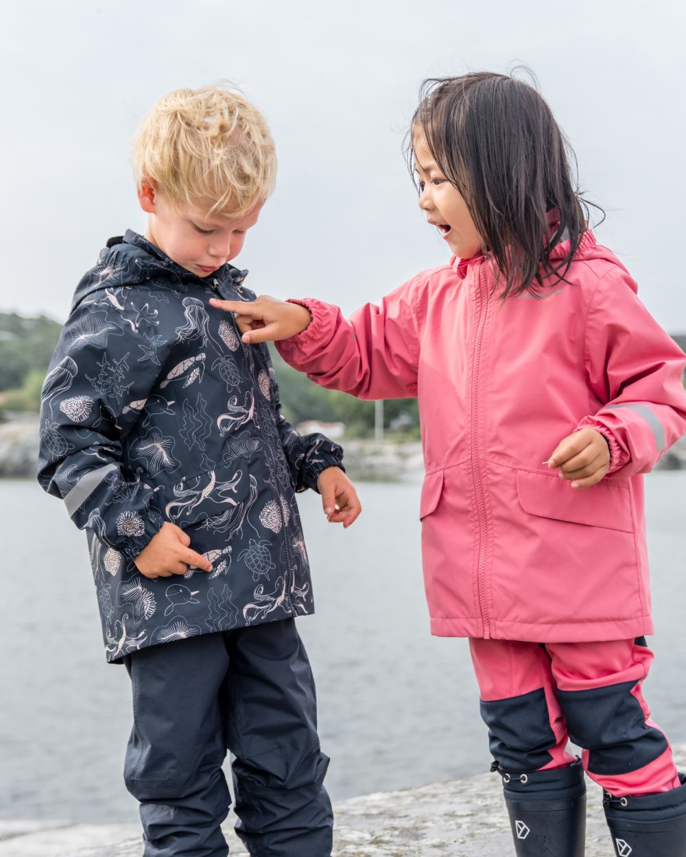 Didriksons Kids Norma Printed Waterproof Jacket - Lightweight Windproof Outerwear for Boys & Girls - Perfect for School, Play & Outdoor Adventures