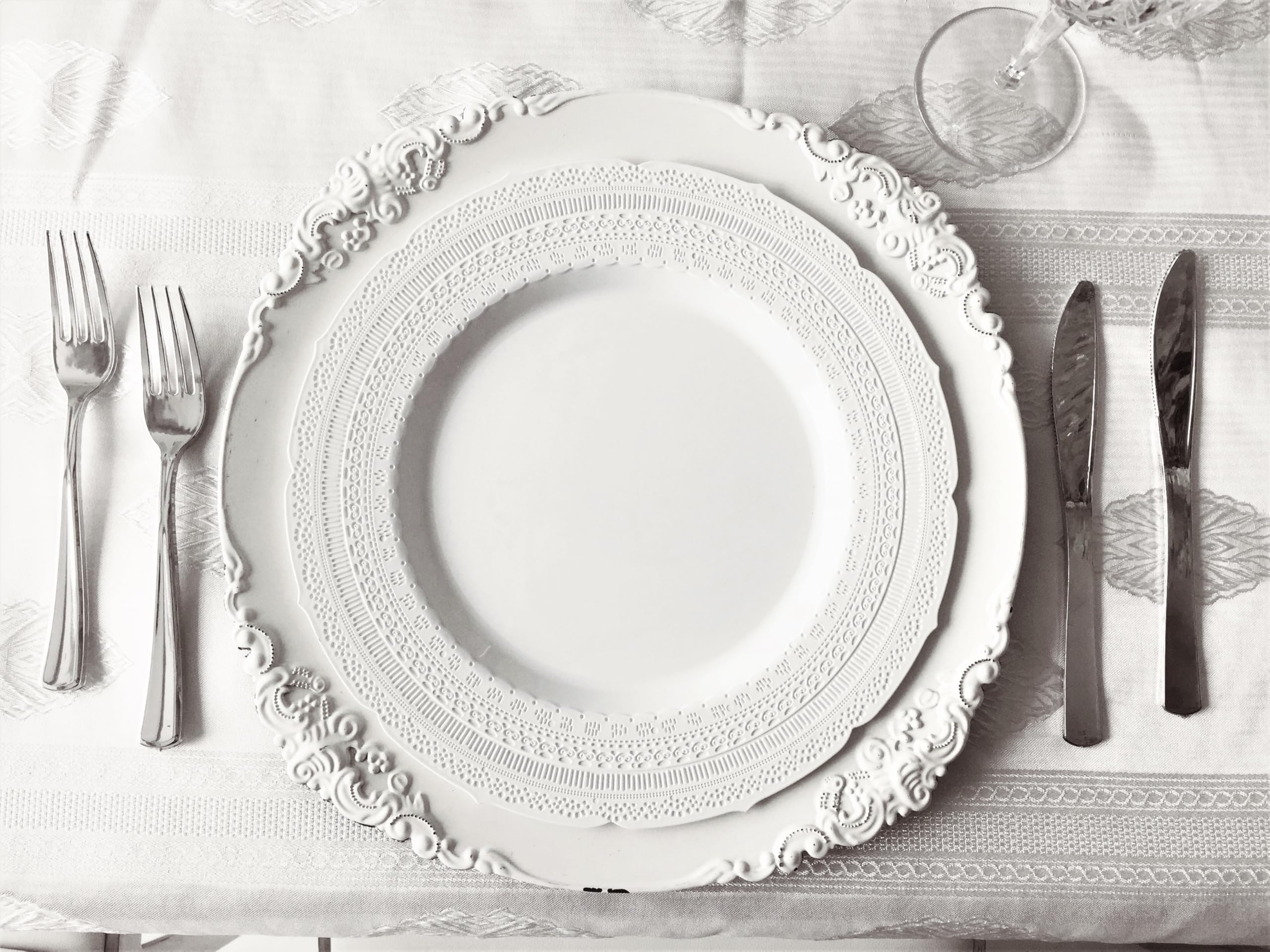 240-Pack Heavyweight Vintage Disposable Plastic Plates - 8.25'' Appetizer & Dessert Plates in Chateau White for Weddings, Parties & Special Occasions - Elegant & Durable Tableware for Catering Events, Birthday Celebrations & Family Gatherings
