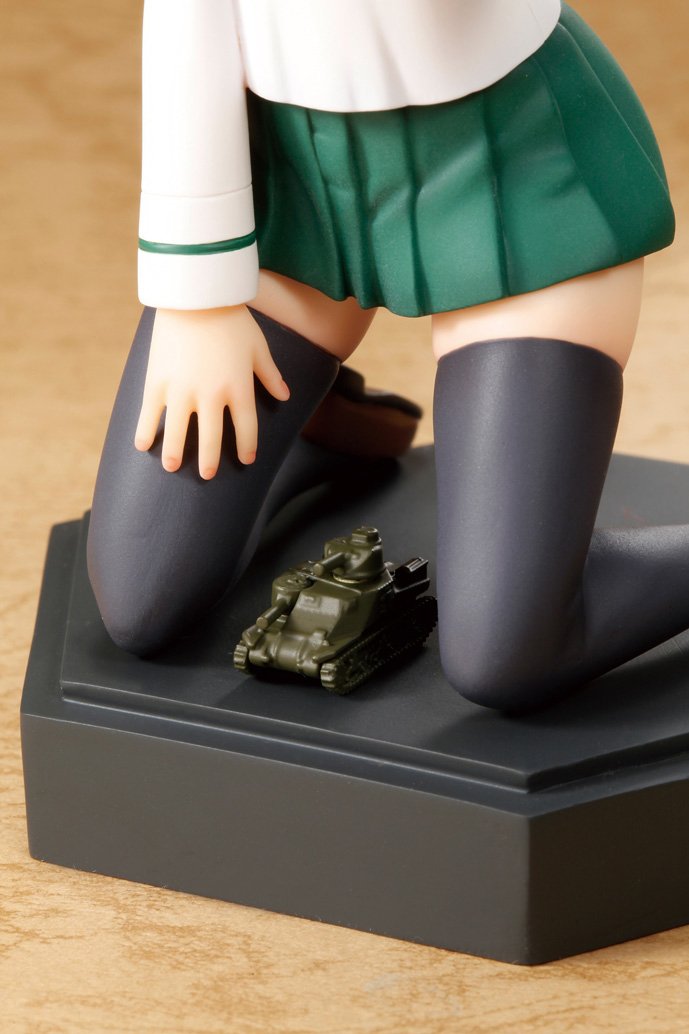 Girls und Panzer 1/350 Scale Takebe Saori & M3 Lee Tank Model Kit with 1/10 Scale Painted Figure by Chara-ani - Anime Collectible for Display & Wargaming Scenes