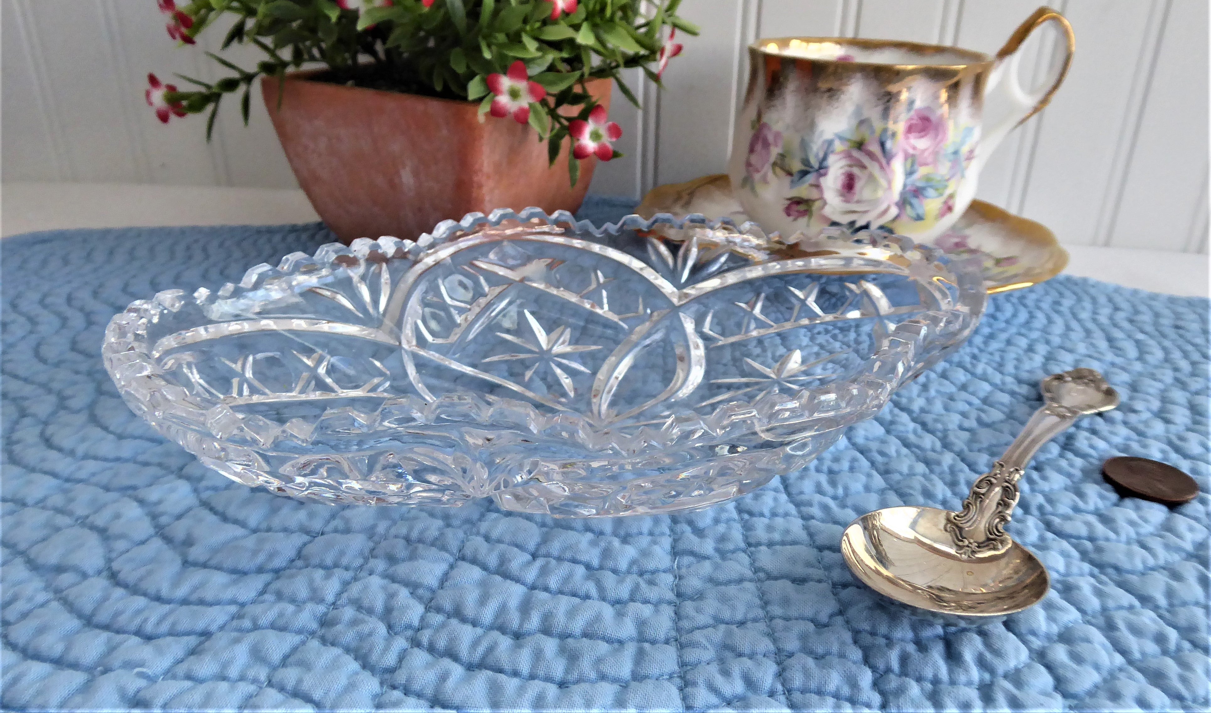 Vintage 1940s Lead Crystal Oval Star Fan Relish Spoon Dish with Sawtoothed Rim - Elegant Serving Piece for Antique Collectors & Dinner Parties