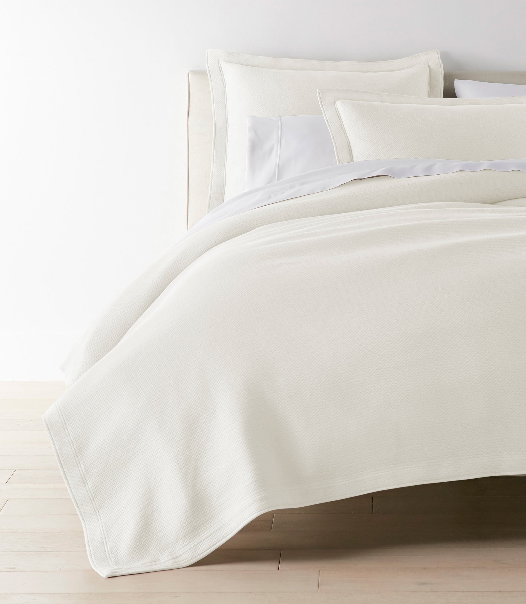Luxury Angie Matelassé Coverlet - Soft Quilted Bedspread for Queen/King Size - Elegant Home Decor for Bedroom & Guest Room - Perfect for All Seasons