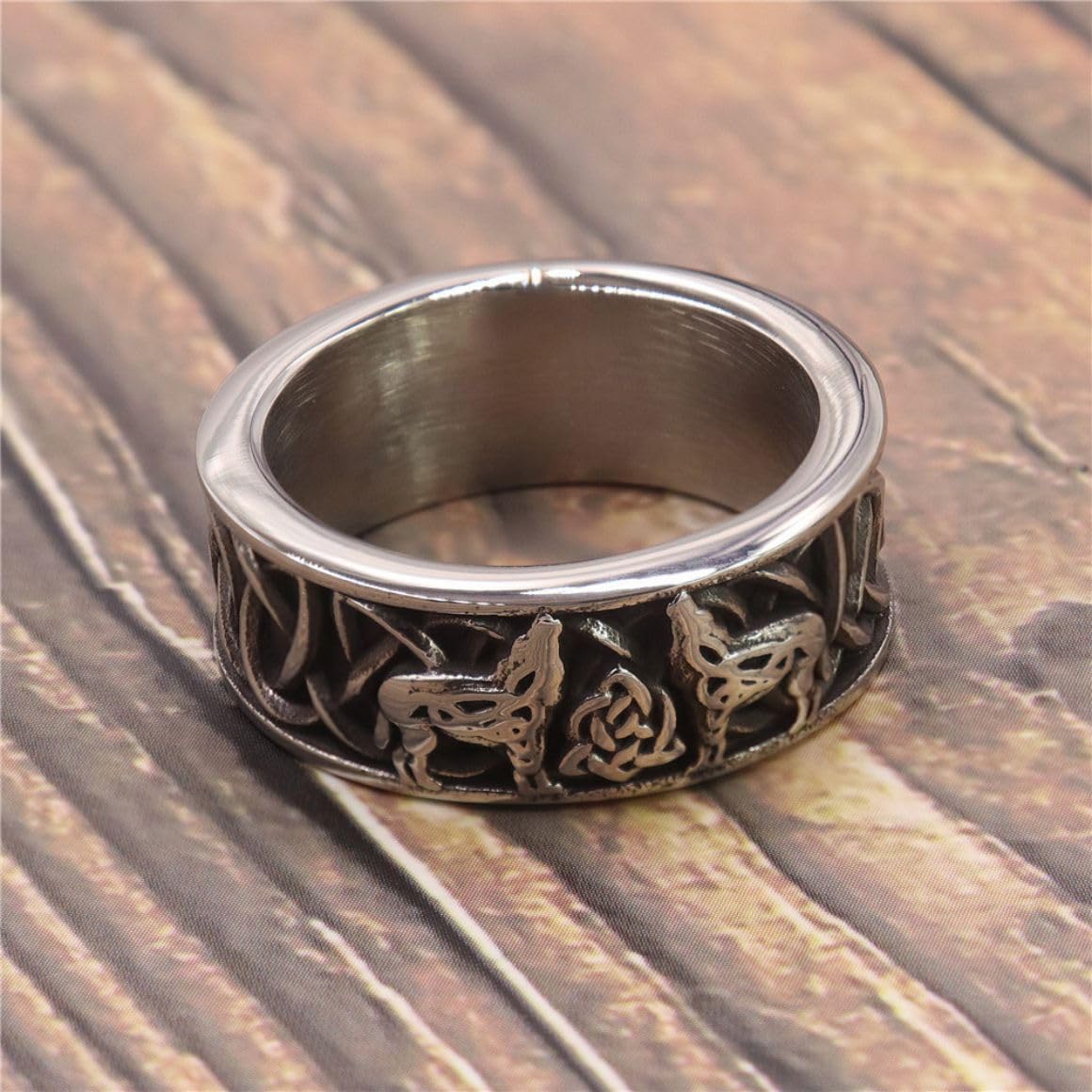 Men's Wolf Ring - Retro Viking Wolf Totem Signet Ring with Cross Line Design, Norse Amulet Jewelry for Punk Style | Perfect for Gifts, Cosplay, and Gothic Fashion Accessories