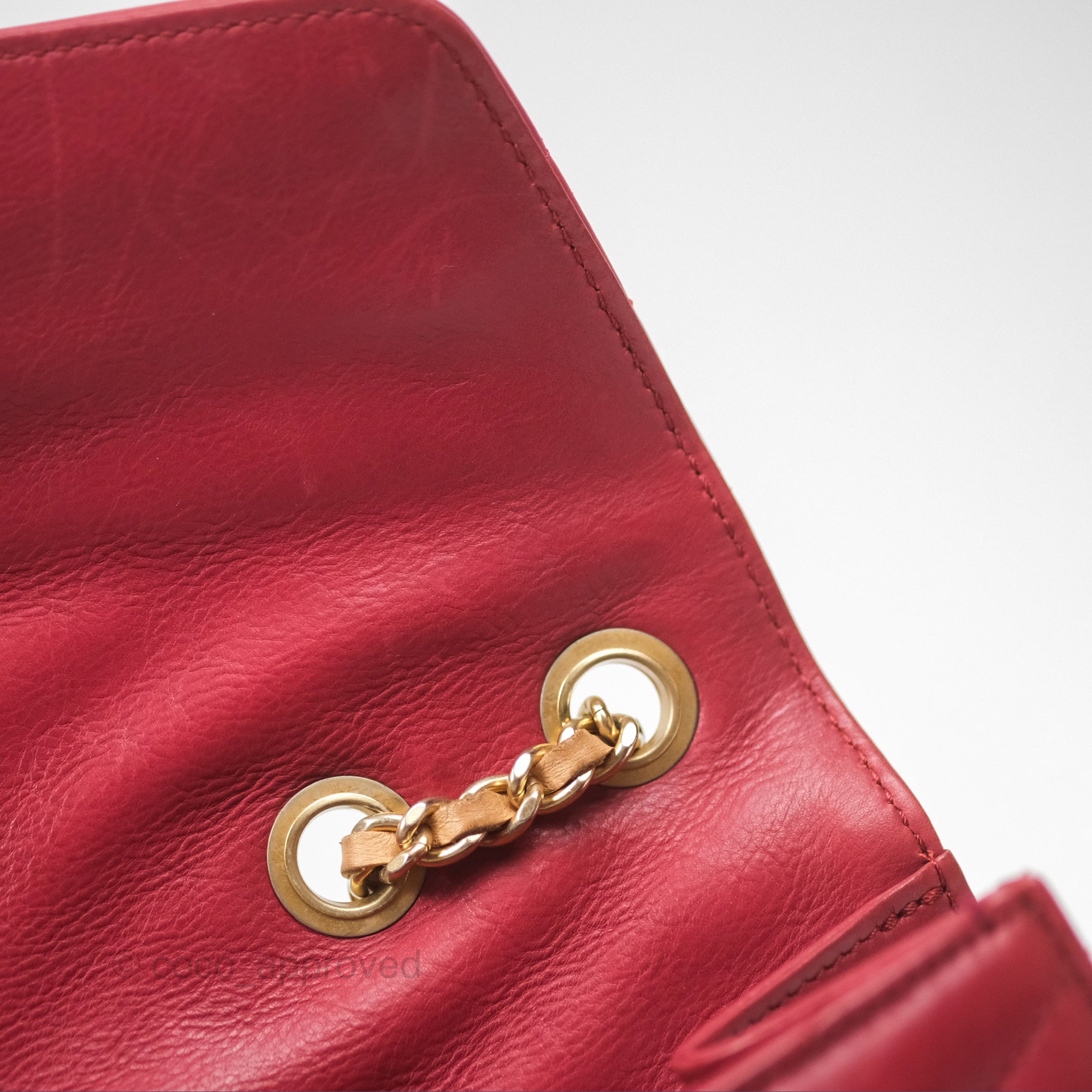 Chanel Chevron Shoulder Bag in Red Calfskin Leather with Aged Gold Hardware - Luxury Crossbody Purse for Women, Perfect for Parties, Date Nights & Special Occasions