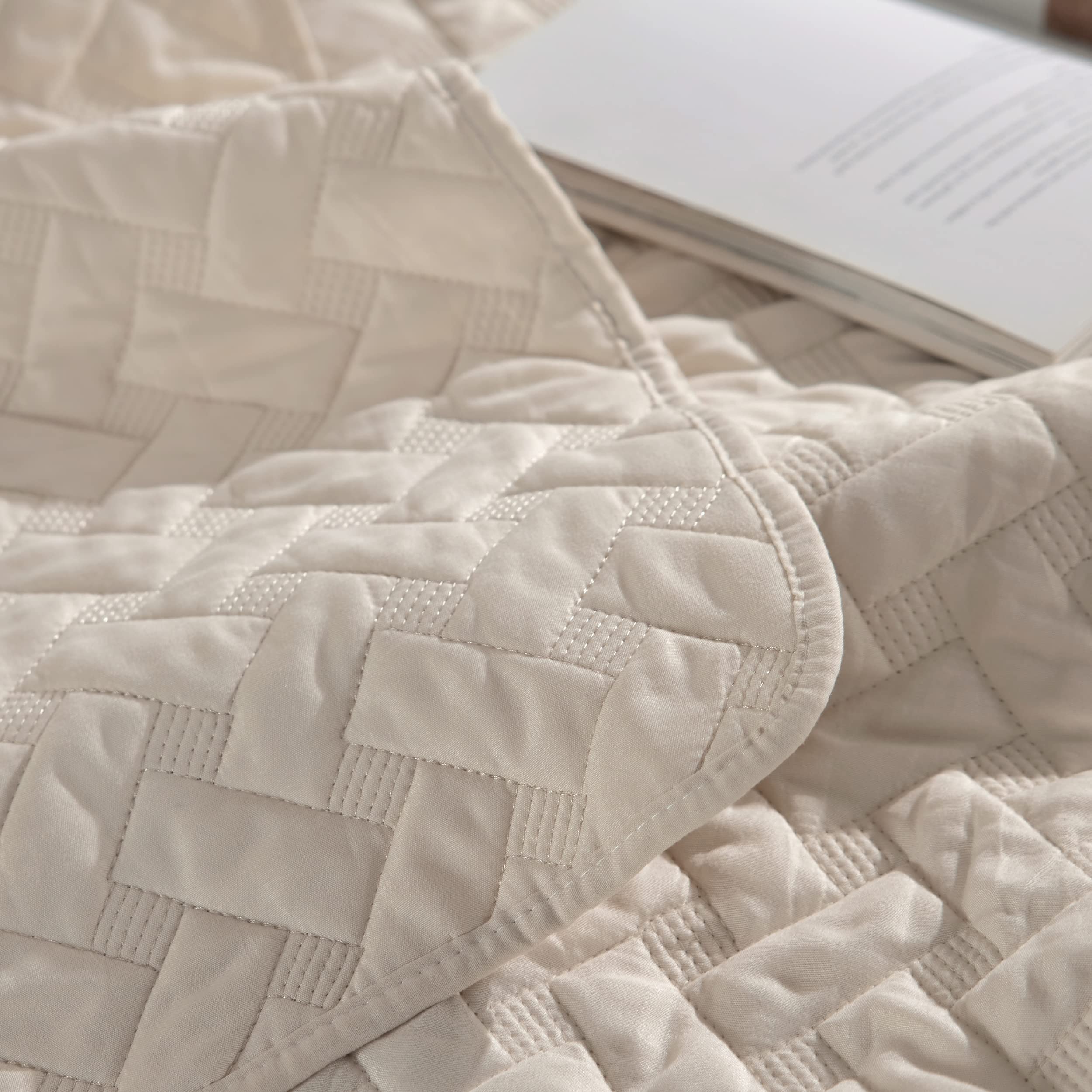 Bedsure Queen Size Lightweight Quilt Bedspread - Soft Basket Weave Pattern Comforter Set with 2 Pillow Shams, Beige All-Season Bedding for Cozy Home & Guest Room Decor