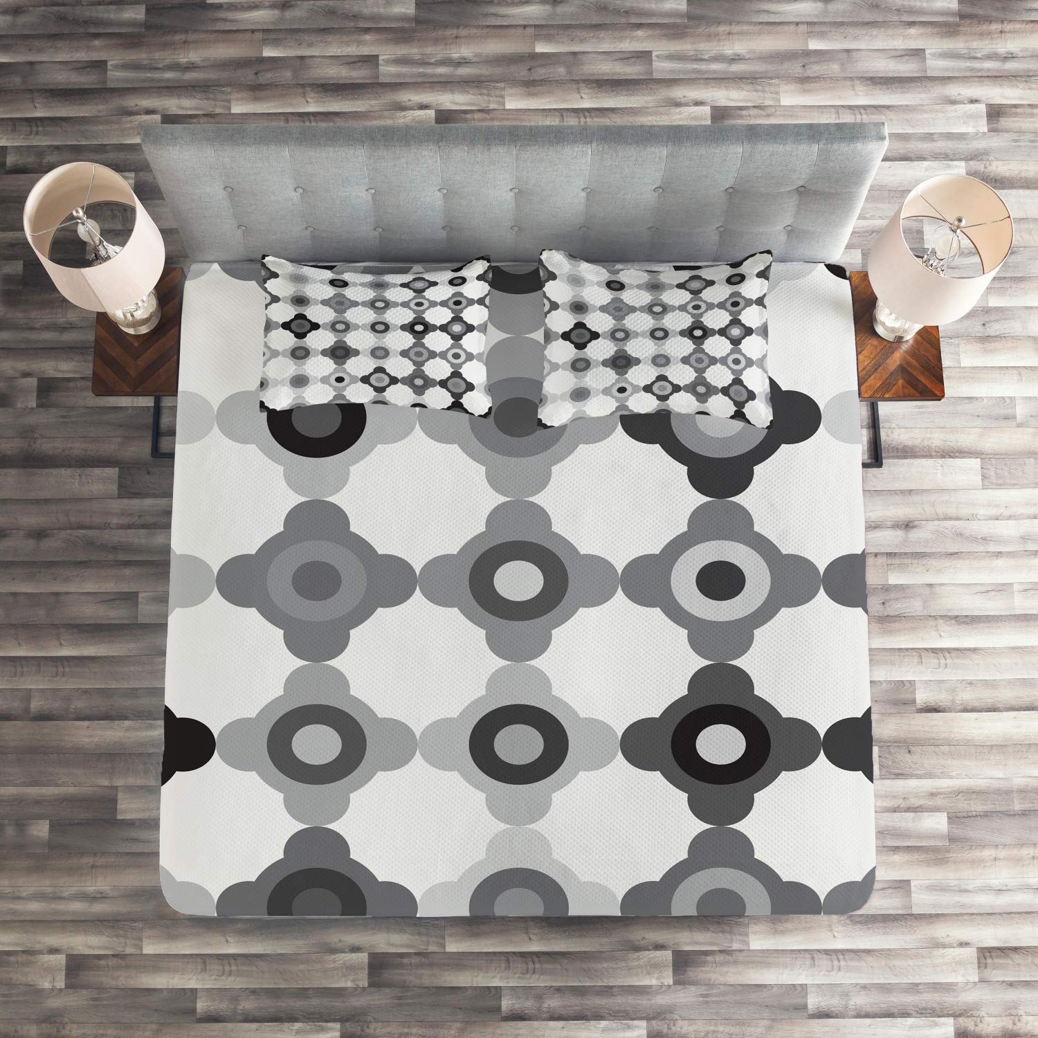 Ambesonne Abstract King Size 3-Piece Quilted Bedspread Set with 2 Pillow Shams - Surreal Geometric Pattern in Charcoal Grey - Modern Bedroom Decor for Guest Rooms & Master Suites