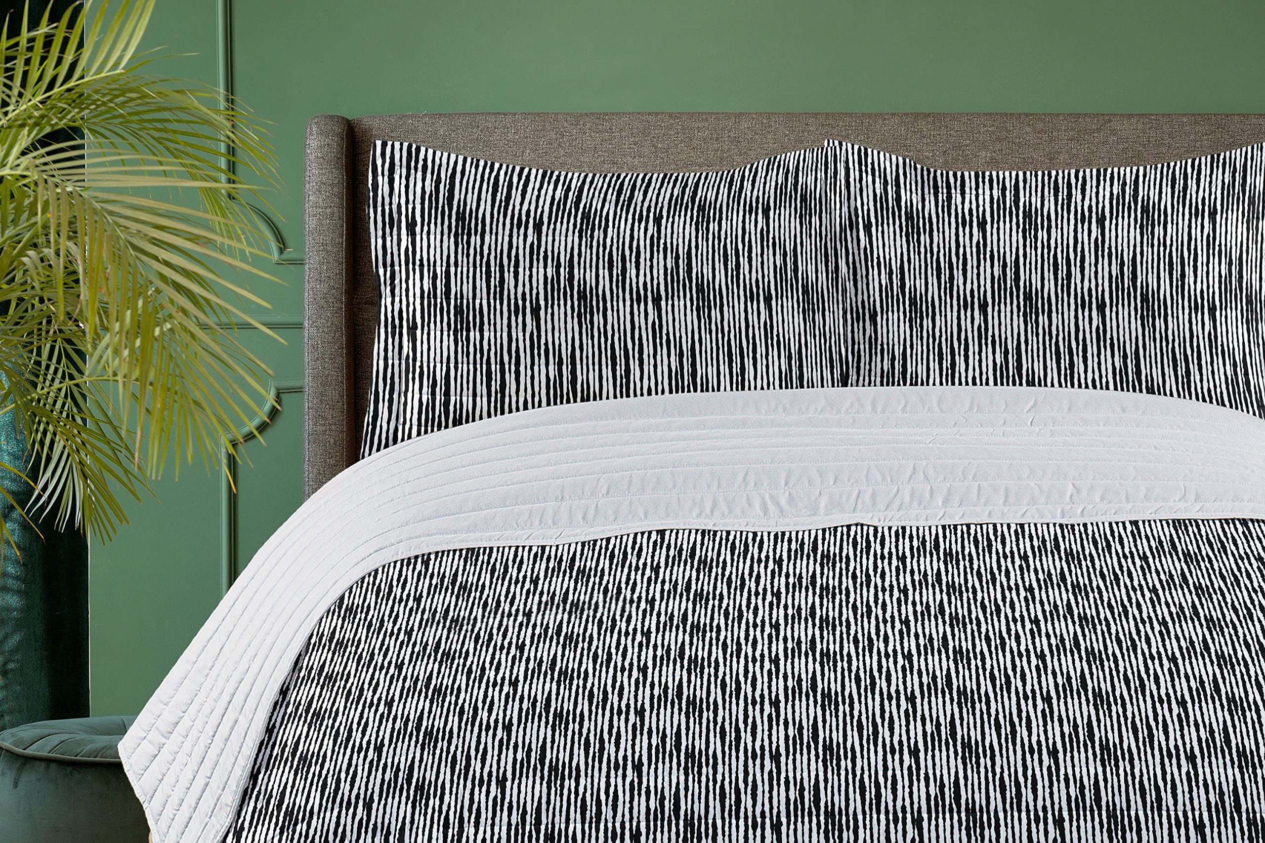 Ambesonne Aztec Boho Microfiber King Size Bedspread Set - Monochrome Abstract Geometric Pattern with Pillow Shams & Comforter, Soft Bedding for Modern Boho Chic Bedroom Decor (White & Black)
