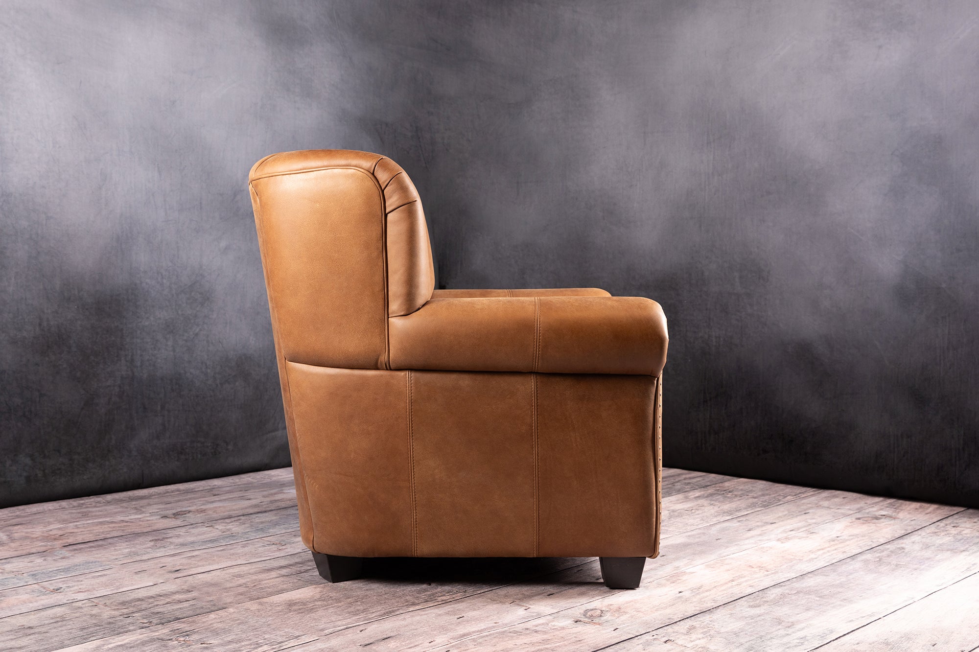 Vintage Parlor Cigar Chair - Classic Leather Smoking Chair with Wooden Armrests | Perfect for Cigar Lounges, Man Caves & Home Libraries