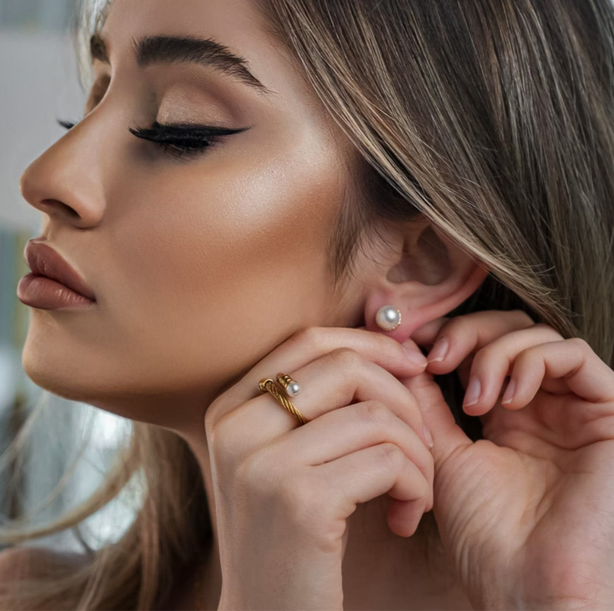 ROMALI 18K Gold Plated Pearl Stud Earrings for Women - Classic Elegant Jewelry Gift for Birthday, Anniversary & Wedding - Perfect for Daily Wear & Special Occasions