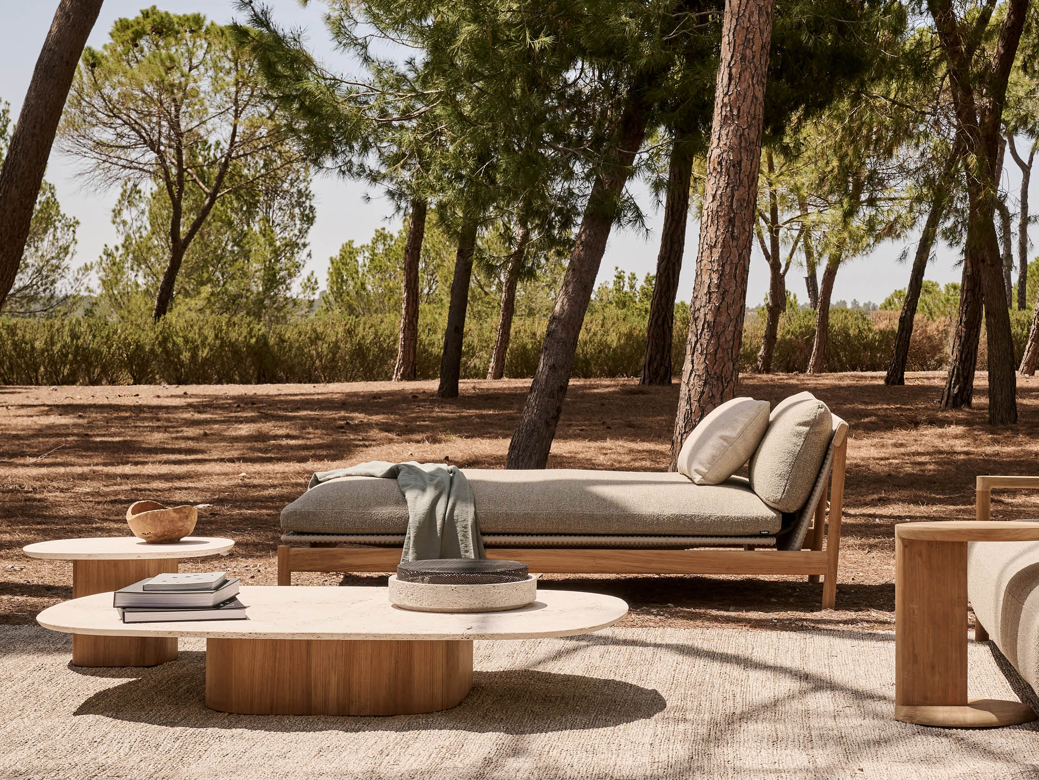 Luxury Amanu Daybed - Modern Sofa Bed for Living Room, Guest Room & Small Spaces - Perfect for Lounging, Napping & Extra Sleeping Space