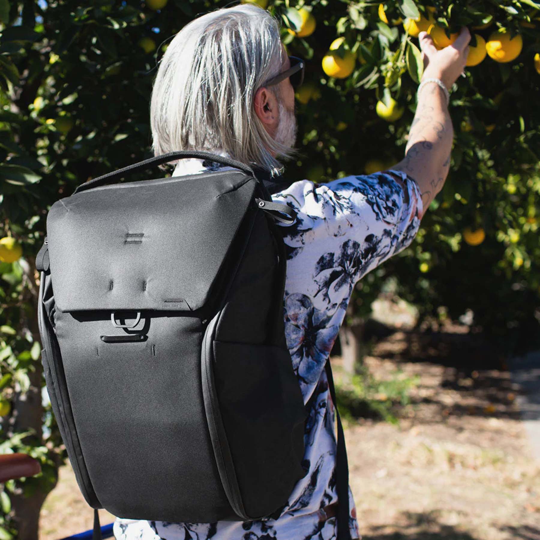 Peak Design Everyday Backpack 20L - Durable Camera & Travel Backpack for Photographers - Waterproof Laptop Bag with Customizable Storage - Perfect for Commuting, Hiking & Urban Adventures