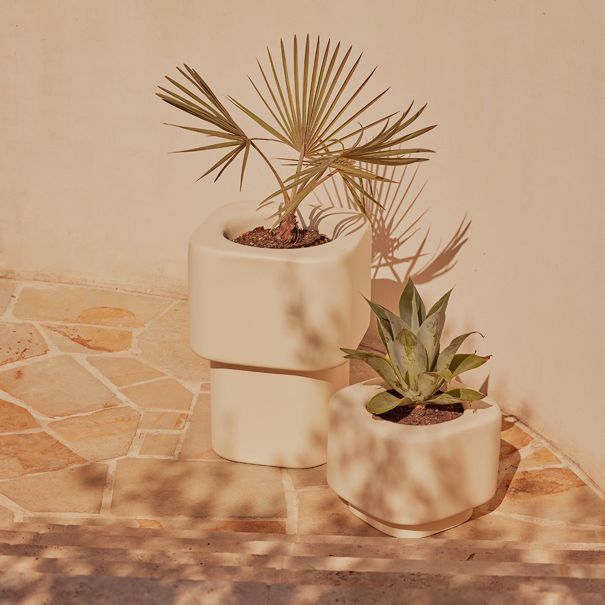 Khouie Small Outdoor Planter - Durable Garden Flower Pot for Patio, Balcony & Backyard Decor - Perfect for Herbs, Succulents & Flowers