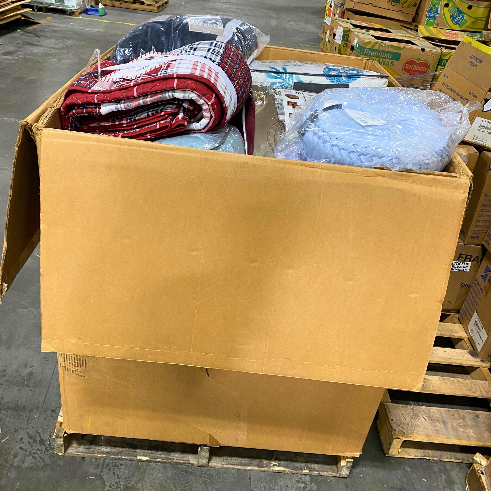 Assorted Returns Bedding Set - 25 Pieces Per Pallet - Perfect for Hotels, Dorms & Home Staging