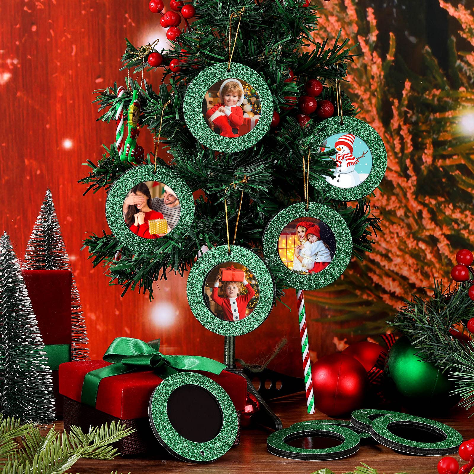 Jetec 15-Piece 2025 Christmas Glitter Magnetic Photo Ornaments Set - 13.12ft Gold Thread Hanging Picture Frames for Christmas Tree Decorations (Green) | Perfect for Holiday Memories, Family Photos & Festive Gift Giving
