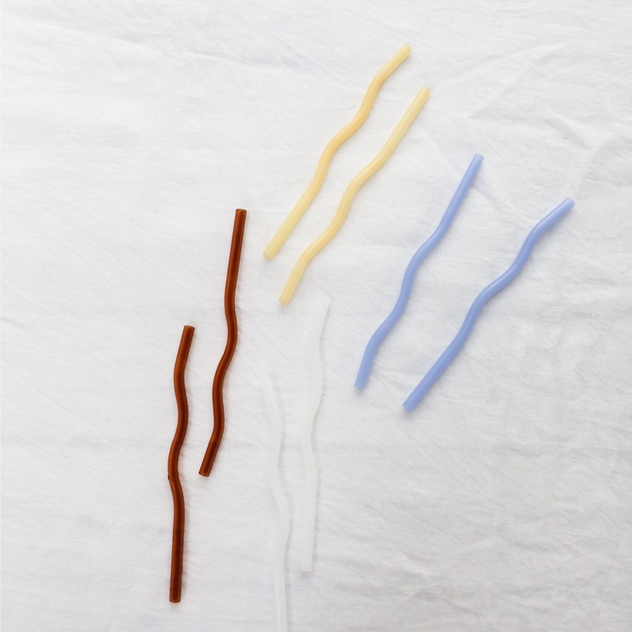 DESIGNSTUFF Curve Glass Straw Set of 4 - Reusable, Eco-Friendly Drinking Straws in Mixed Colors (Mist/Lemon/White/Cinnamon) - Perfect for Smoothies, Cocktails & Iced Coffee at Home or Office