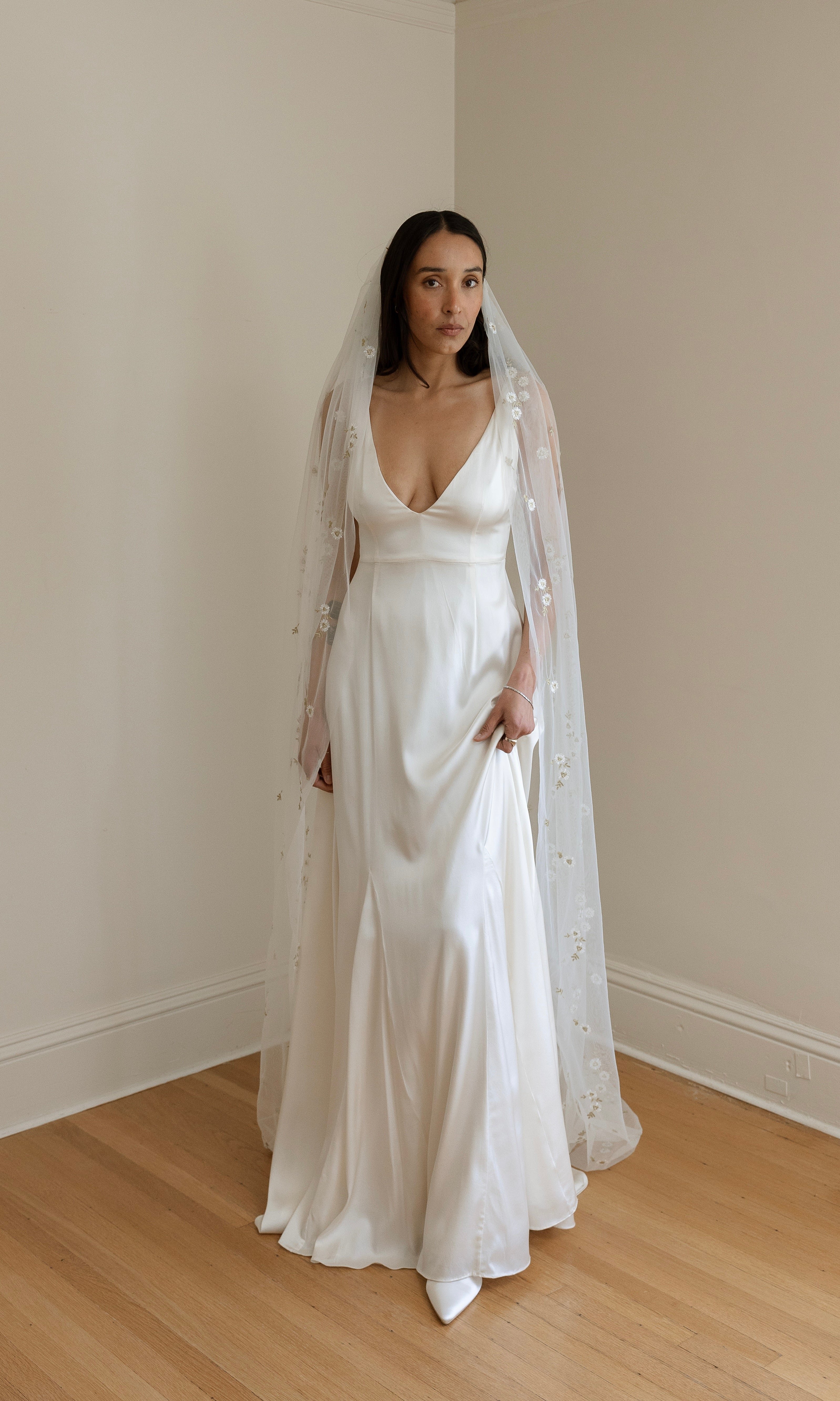 Luna Veil - Premium Wholesale Wedding Veils & Bridal Accessories for Brides - Perfect for Weddings, Prom & Special Occasions