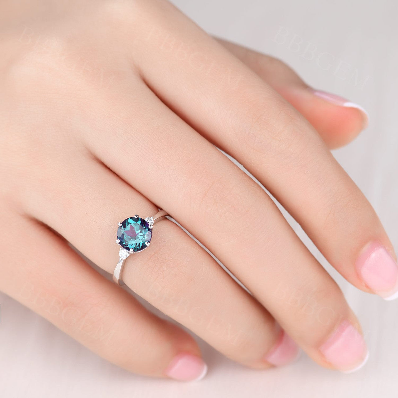 Vintage 7mm Round Alexandrite & Moissanite Three Stone Engagement Ring - 6 Prong Setting for Weddings, Anniversaries & Special Occasions