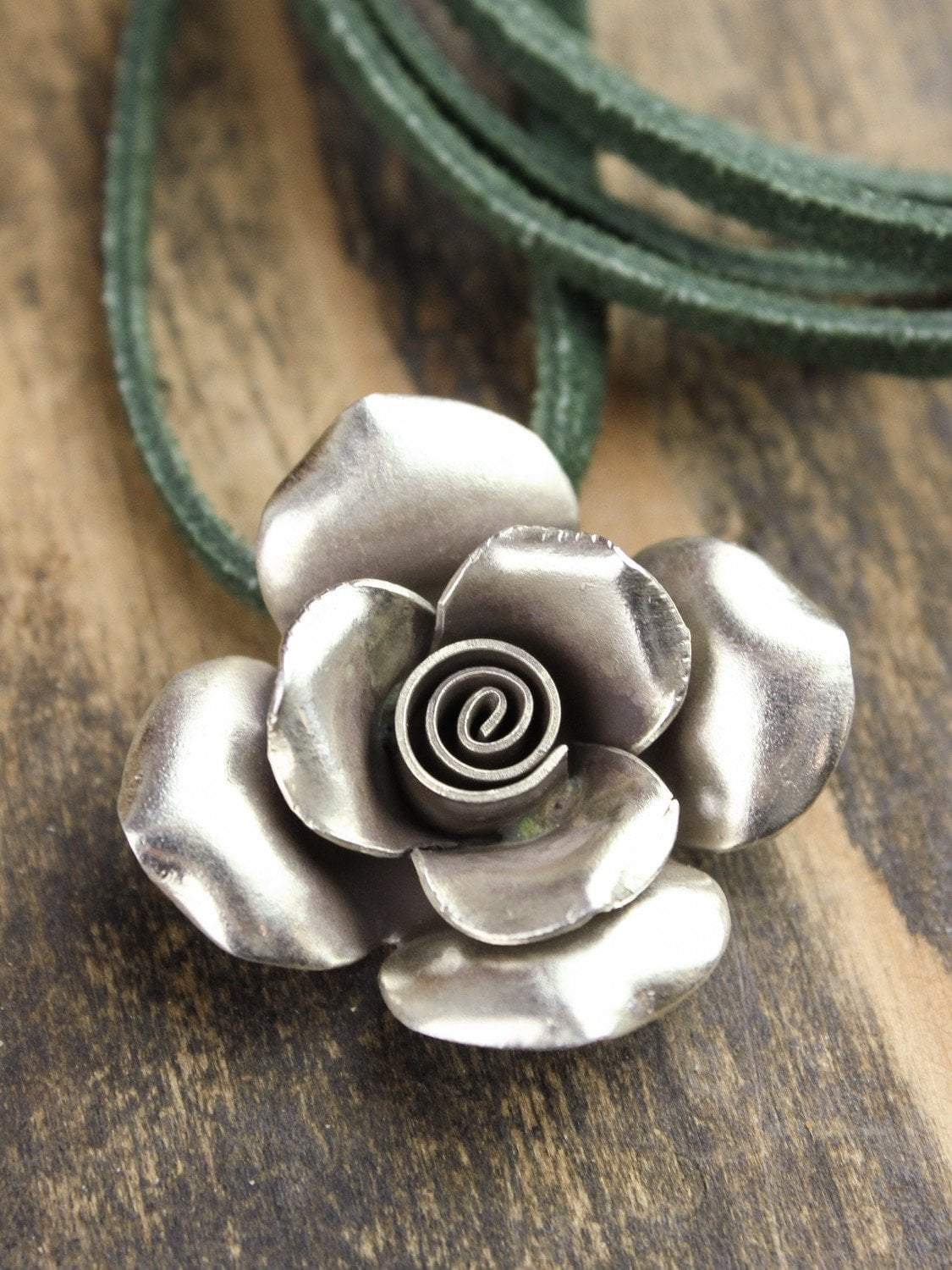 Elegant Floral Pendant Necklace for Women - Dainty Flower Jewelry Gift for Her - Perfect for Weddings, Date Nights & Special Occasions