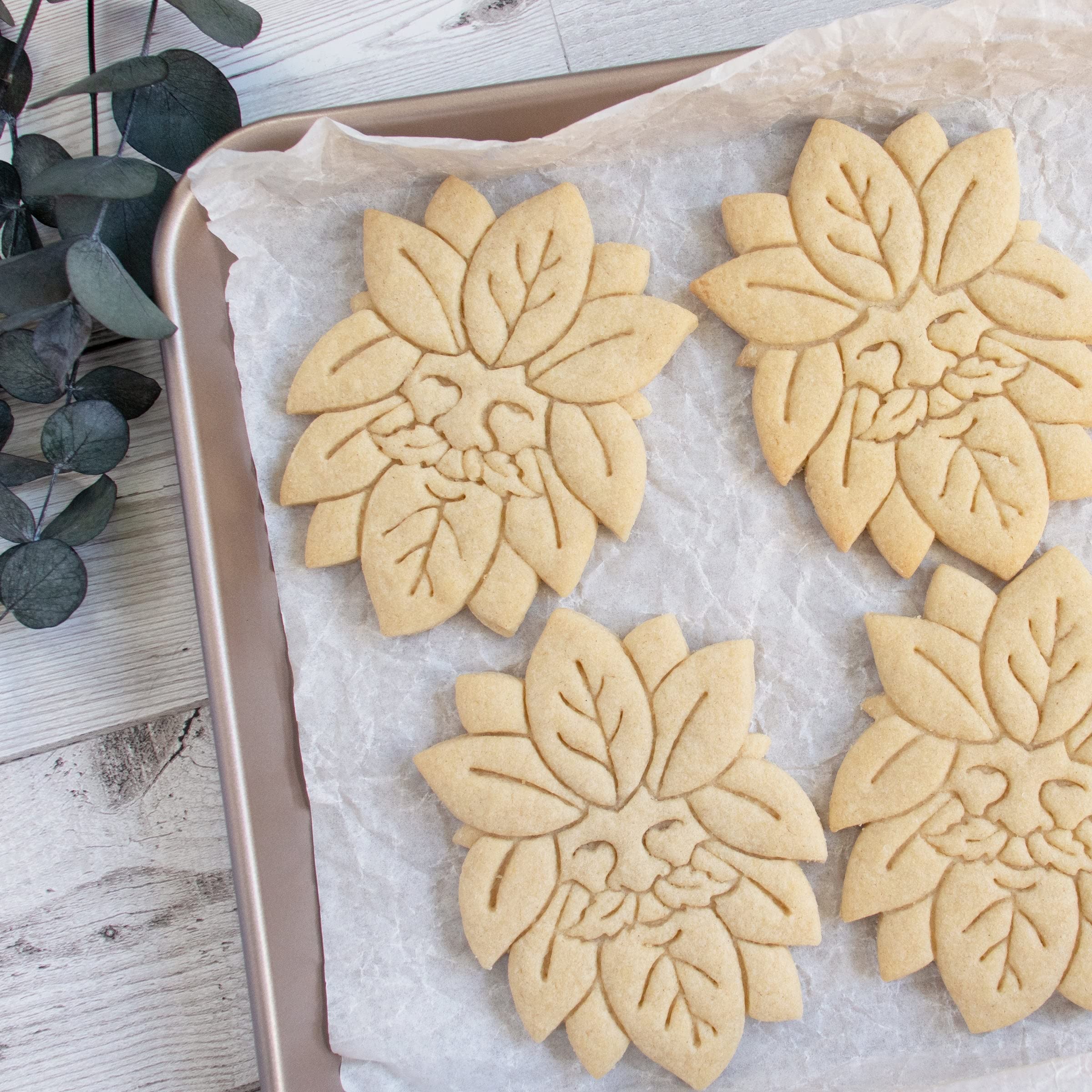 Green Man Leaf-Shaped Cookie Cutter - 1 Piece Stainless Steel Baking Tool for Nature-Themed Cookies | Perfect for Halloween, Christmas & Eco-Friendly Party Decorations