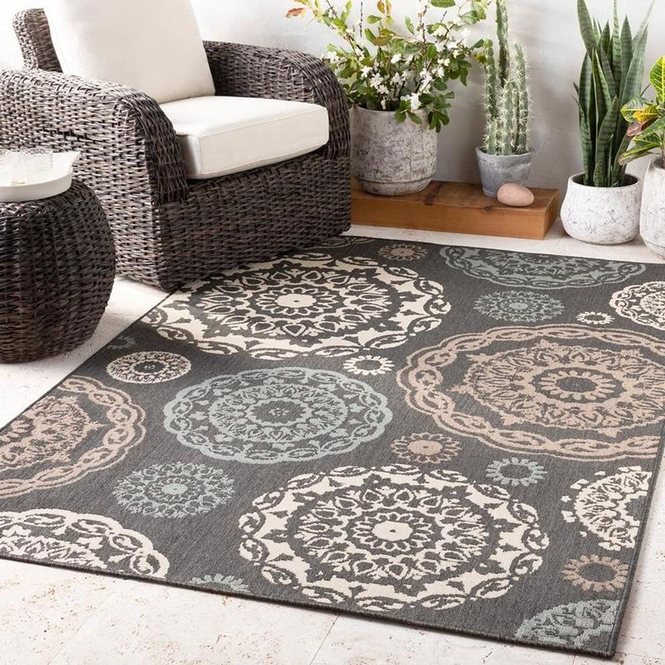 Mark&Day 5ft Round Indoor/Outdoor Area Rug - Waterproof & Durable Black Beige Carpet for Patio, Deck, Porch, Bedroom, Living Room, Kitchen - Perfect for Outdoor Entertaining & Home Decor (5'3