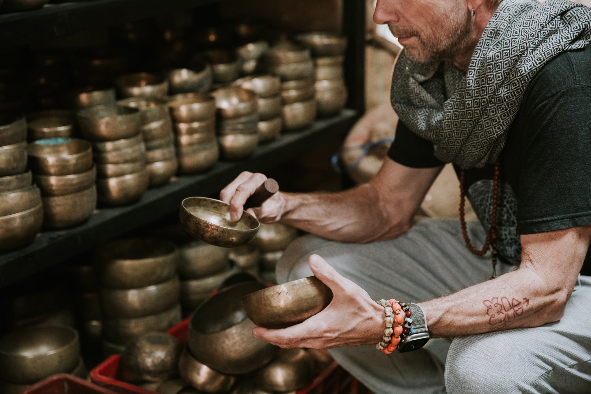 Antique Singing Bowl for Throat Chakra Healing - 198 Hz Tibetan Meditation Instrument - Perfect for Yoga, Sound Therapy & Spiritual Practices