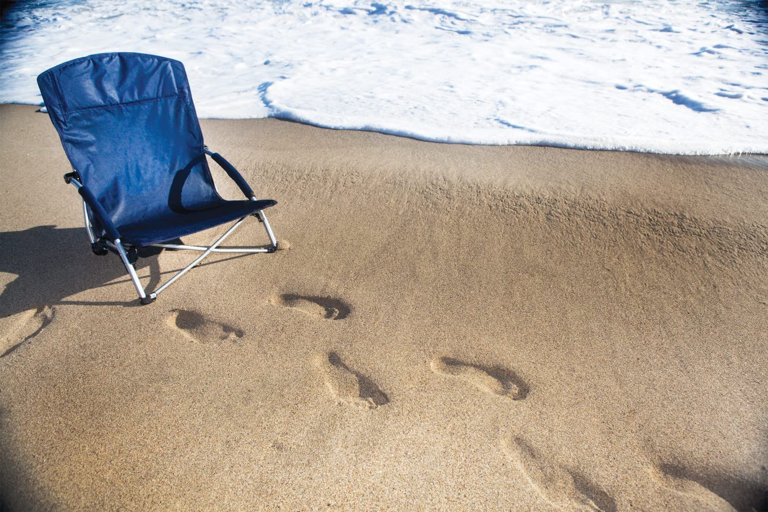 PICNIC TIME NCAA Tranquility Beach Chair with Carry Bag - Portable Low Profile Beach Chair for Adults - Lightweight Folding Lawn Chair for Beach, Pool, Camping, Backyard & Outdoor Relaxation