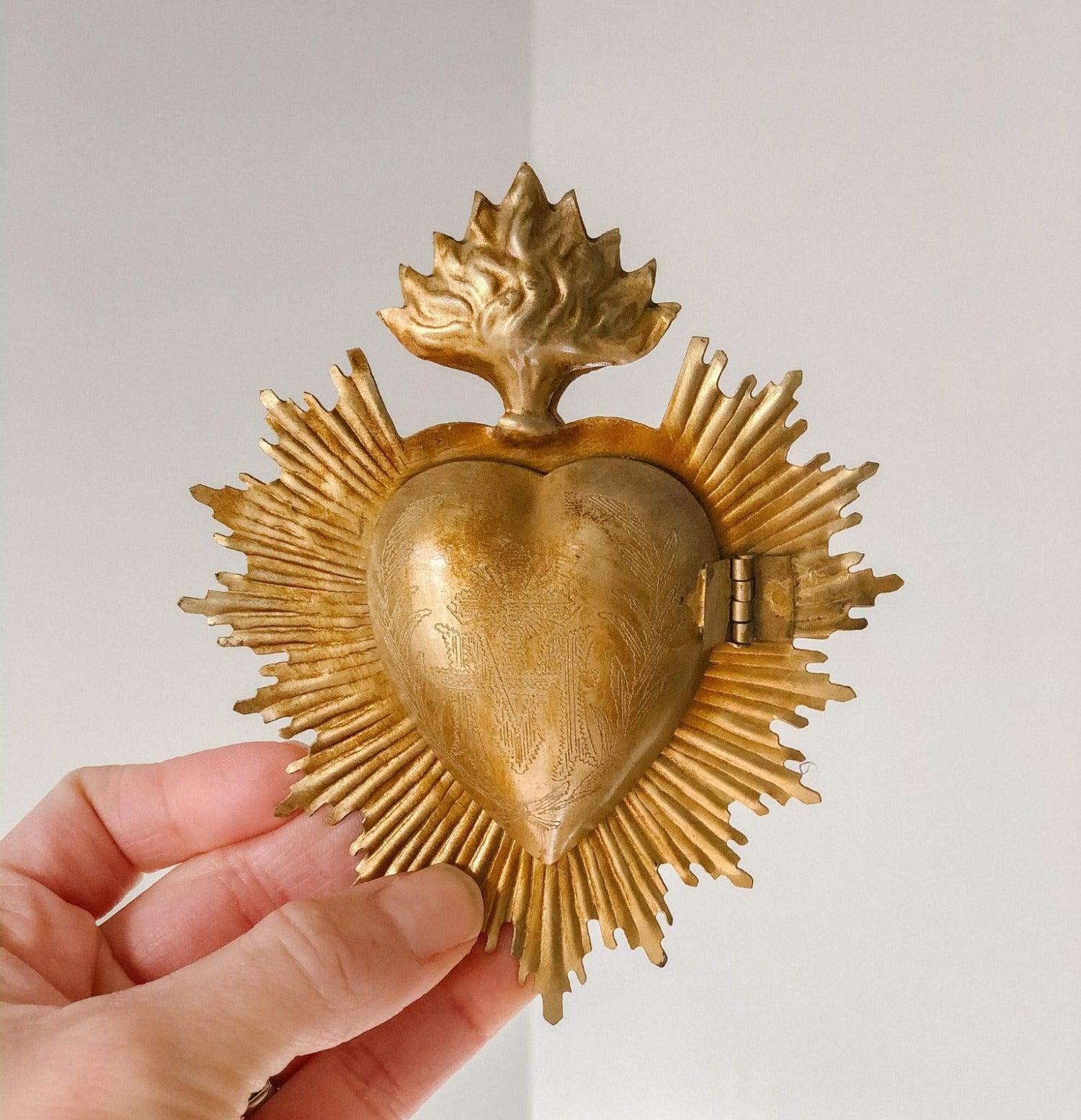 Vintage Sacred Heart Medallion Necklace - Religious Catholic Jewelry for Women - Perfect for Baptism, First Communion & Spiritual Gifts
