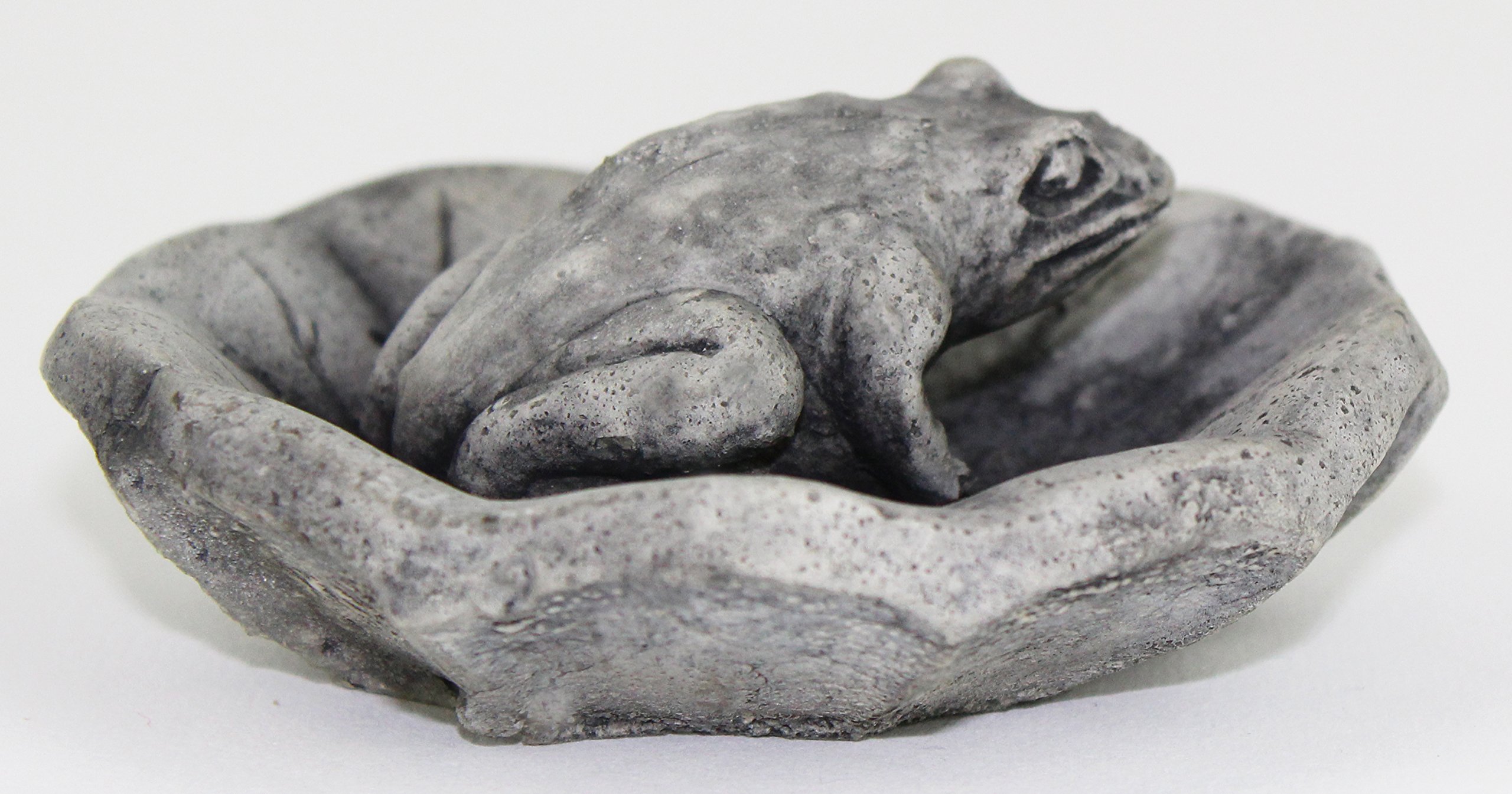 Lily Pad Garden Frog Statue - Handcrafted Concrete Toad Figurine for Outdoor Decor | Perfect for Pond, Garden, and Patio Landscaping