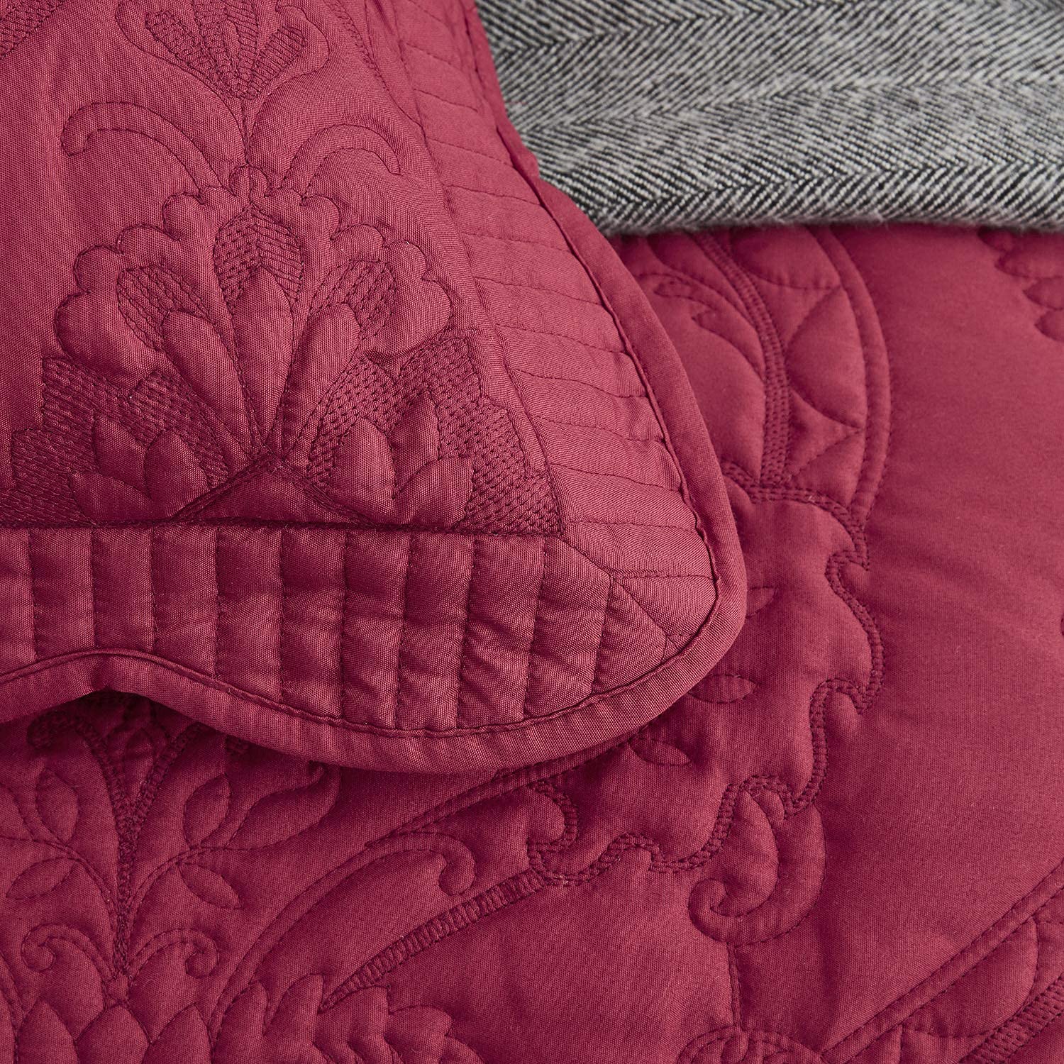 CHIXIN Full Size Lightweight Reversible Bedspread Coverlet Quilt Set - 4 Piece Bedding with Beautiful Stitching & Gorgeous Damask Paisley Pattern (Wine Red) - Perfect for Master Bedroom, Guest Room & Dorm Decor