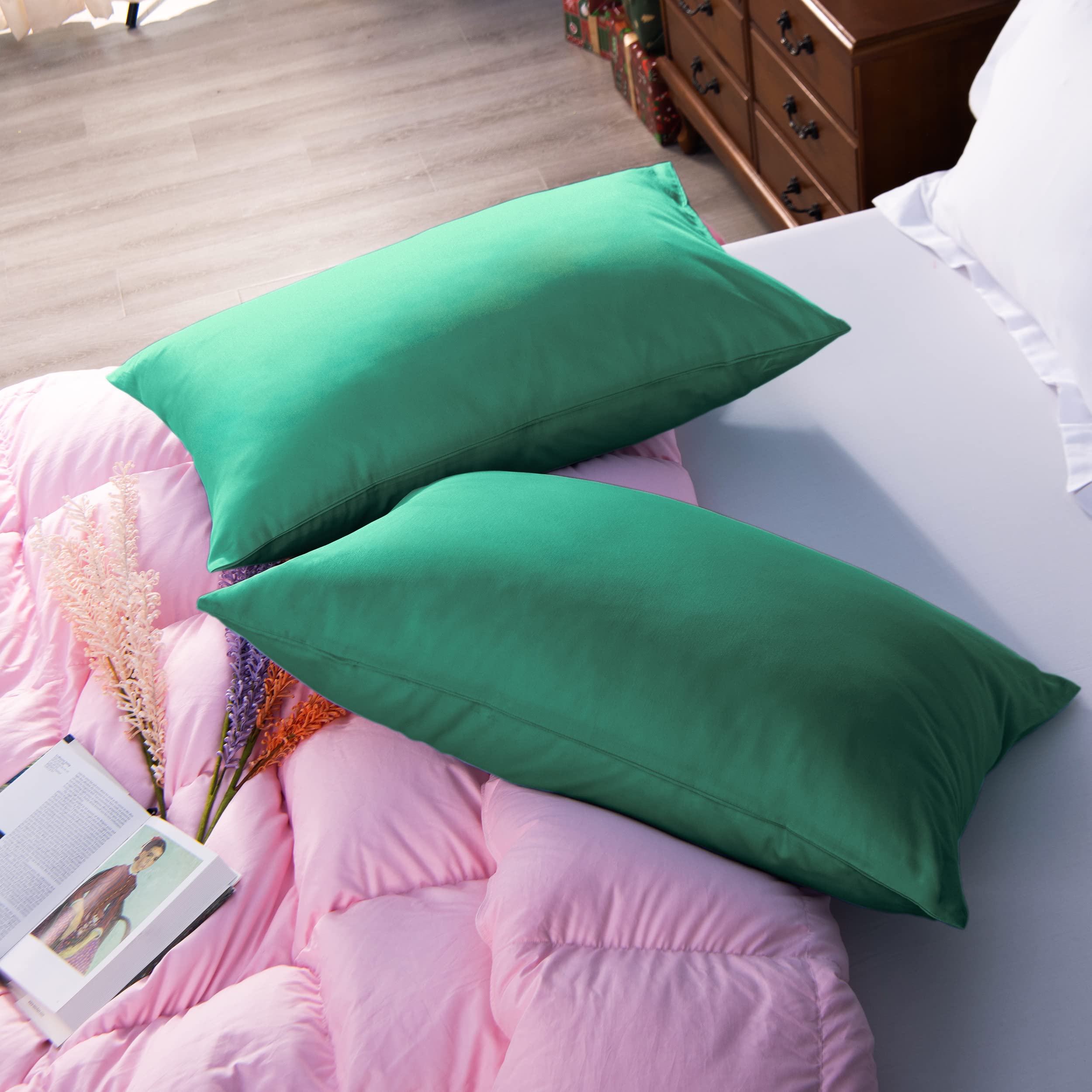 Premium Egyptian Cotton Queen Pillowcase Set of 2 - 500 Thread Count Soft & Breathable Envelope Closure Pillow Covers (20x30 Inches, Dark Green) - Luxury Bedding for Hotels, Guest Rooms & Home Decor