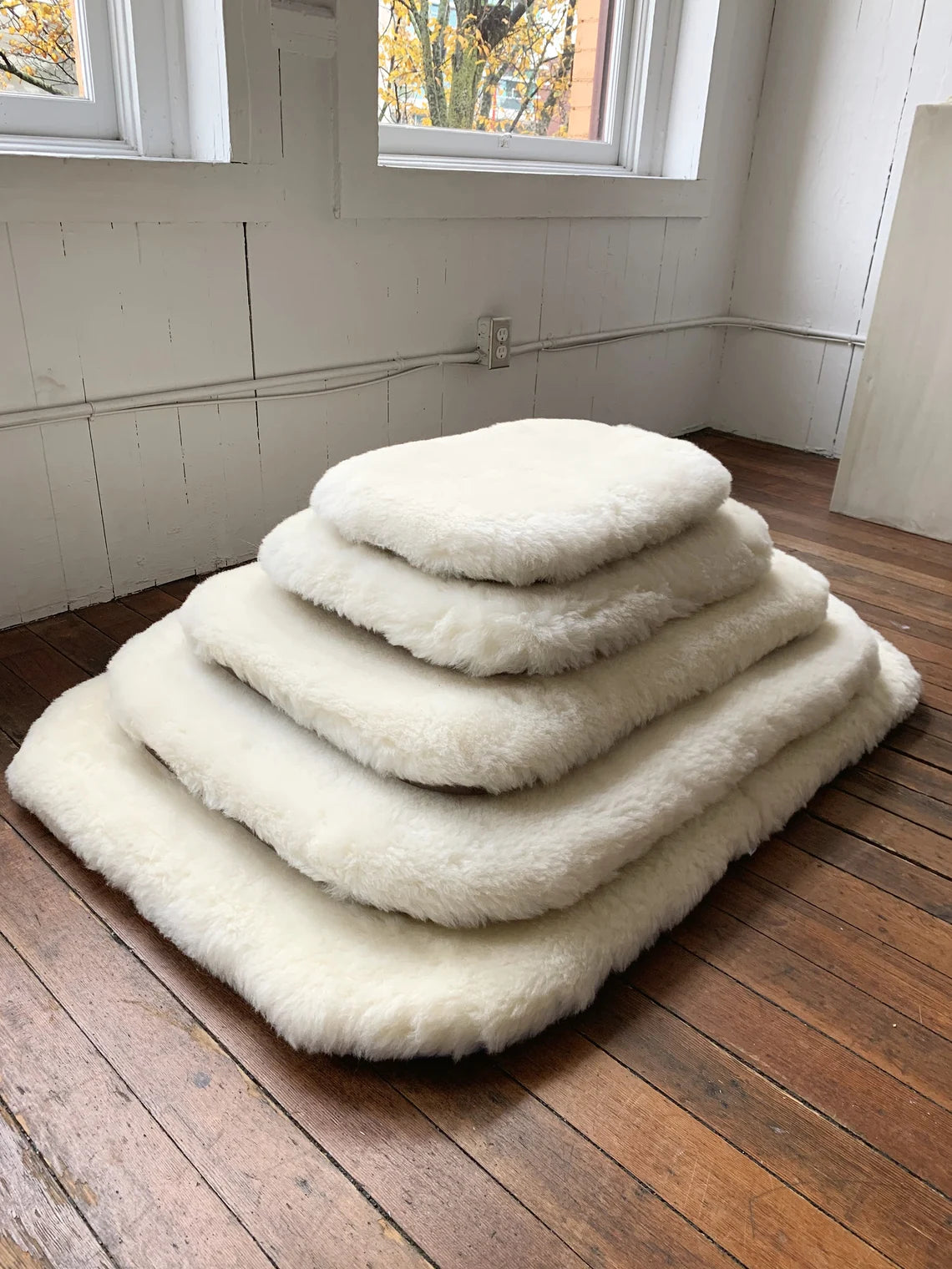 Premium Sheep Wool Pet Beds for Dogs & Cats - Soft & Hypoallergenic - Cozy Orthopedic Support for Indoor/Outdoor Use - Perfect for Beds, Couches & Travel