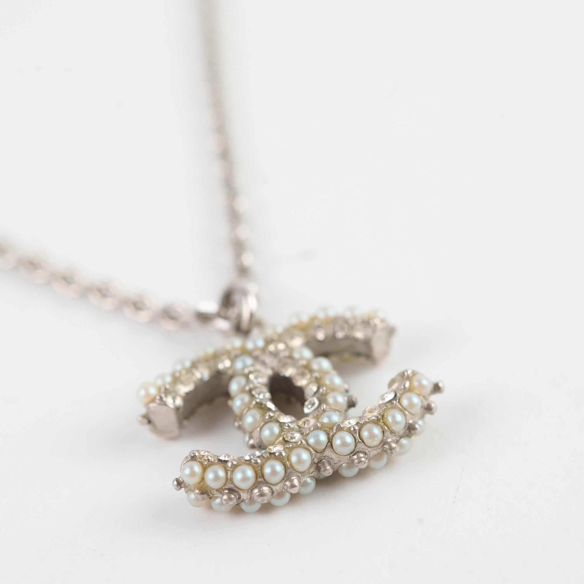 Chanel CC Logo Pearl Pendant Necklace for Women - Elegant Luxury Pearl Jewelry Gift for Birthday, Anniversary & Special Occasions