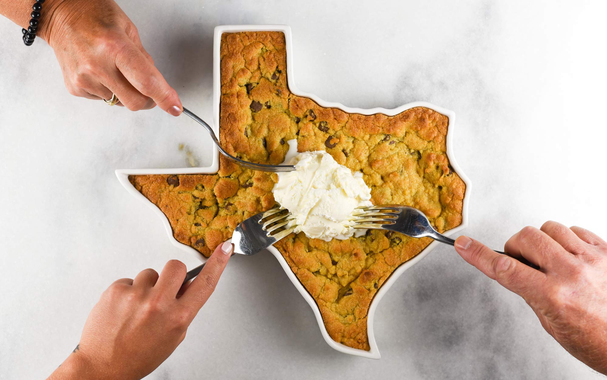 Texas Shaped Porcelain Baking Dish - Oven, Microwave & Dishwasher Safe Serving Platter - Decorative Tray for Texan Themed Parties, BBQ Gatherings & Home Decor