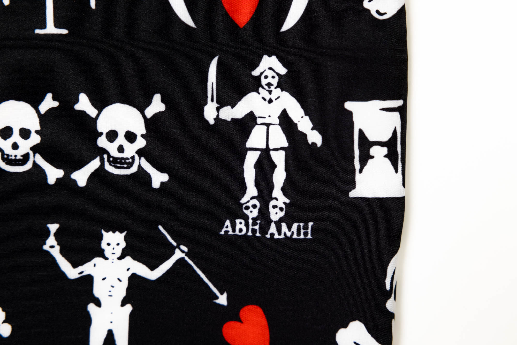 Kings Wild Threads Pirates T-Shirt - Vintage Pirate Graphic Tee for Men & Women - Perfect for Halloween Costumes, Pirate Themed Parties & Casual Wear