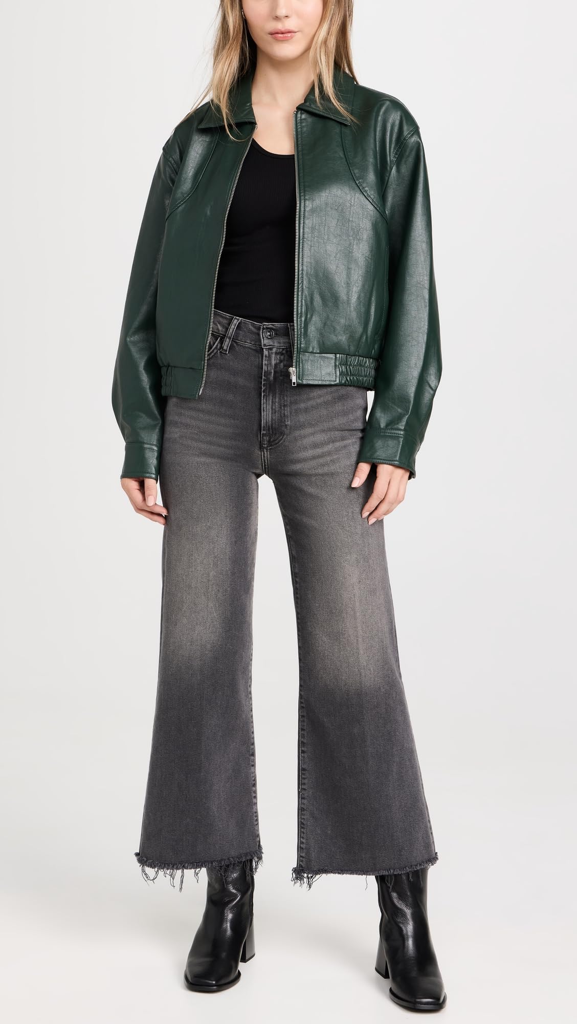 7 For All Mankind Women's Ultra High Rise Cropped Jeans - Slimming Stretch Denim Pants for Casual & Night Out | Perfect for Date Nights, Brunch & Weekend Wear