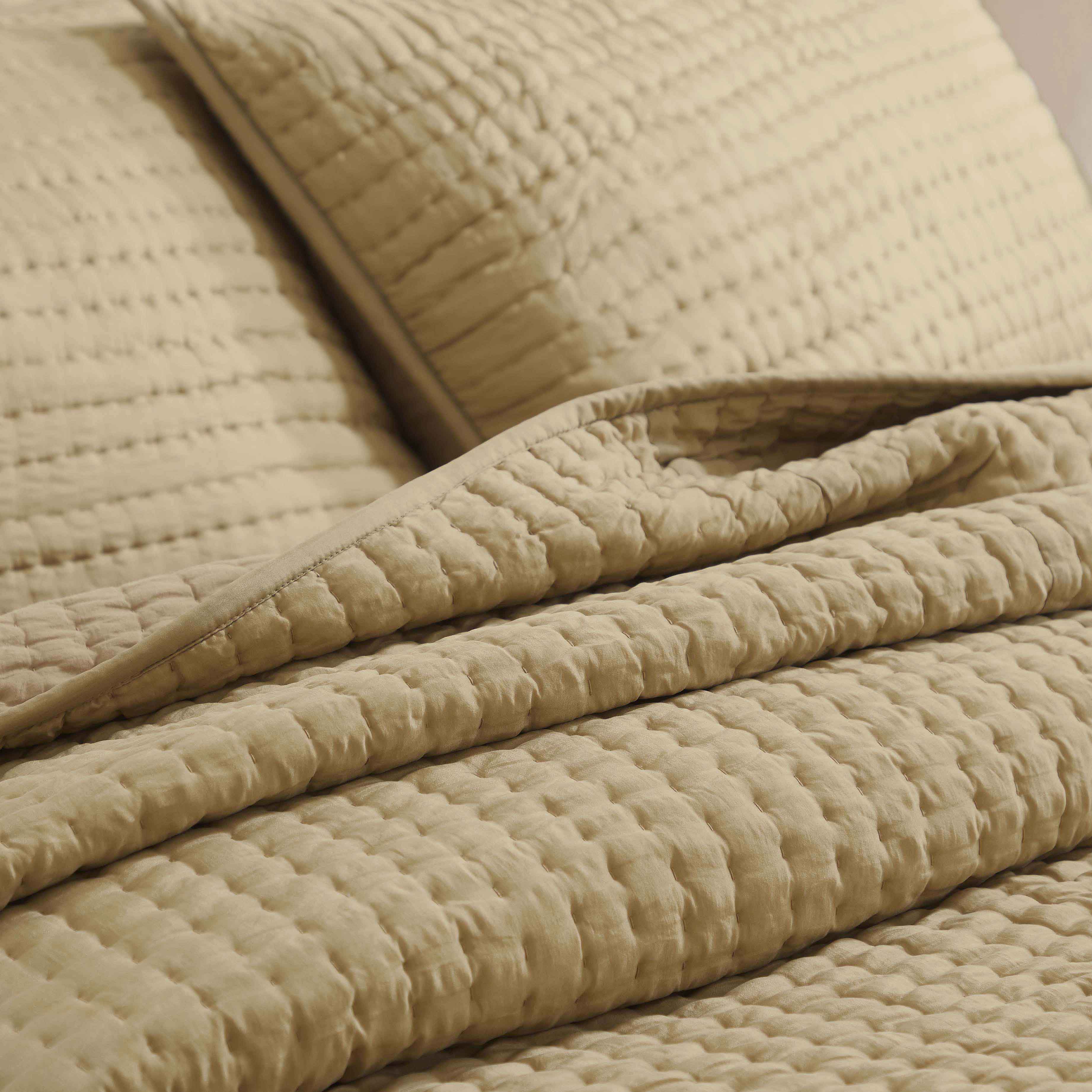 Bella 100% Silk Pick Stitch Medium Weight Quilt and Sham Set - Luxury Bedding for Master Bedroom & Guest Room - Perfect for All Seasons Comfort