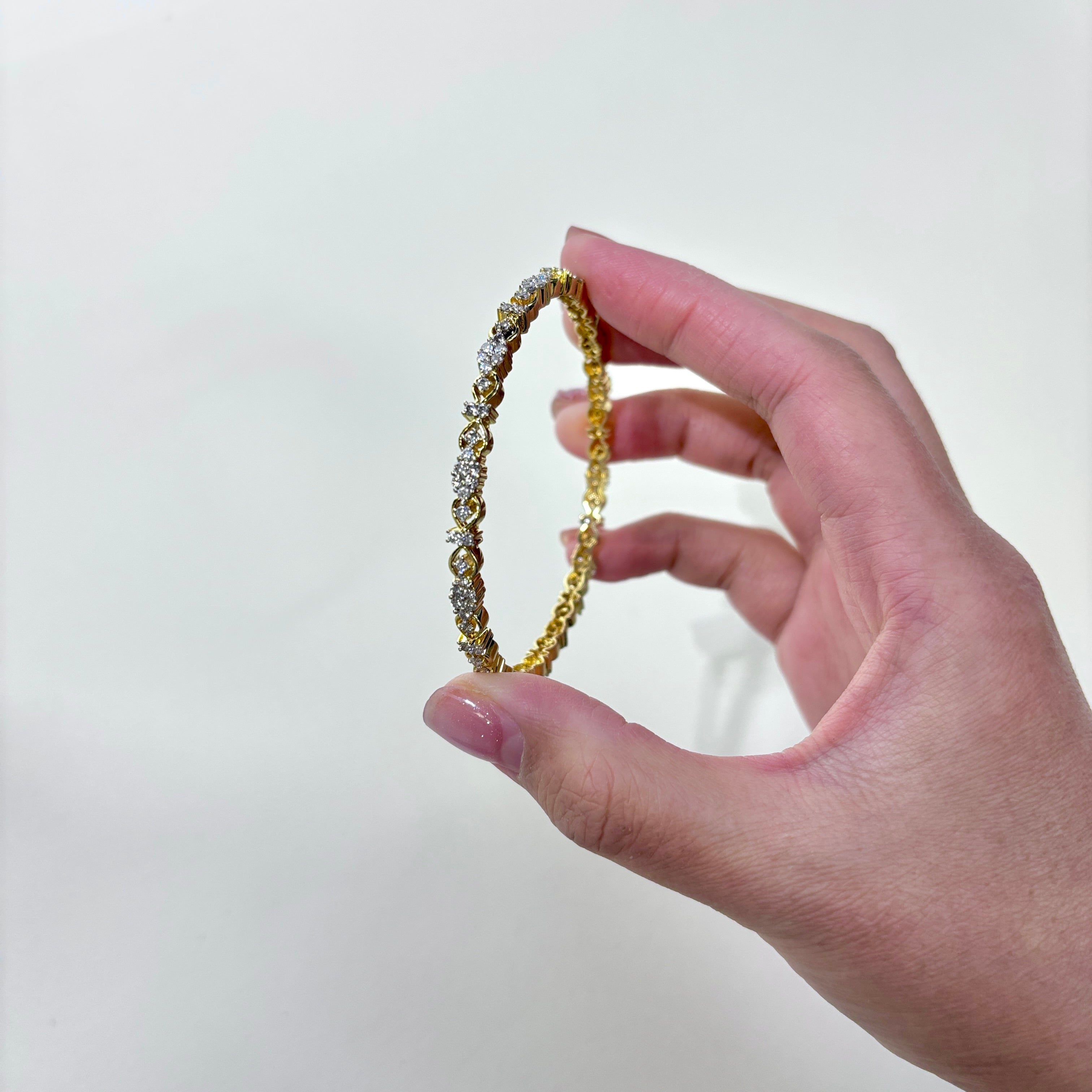 18K Yellow Gold Diamond Bangle Bracelet - 4.02 Carat Total Weight (ctw) - 8 Inches - Elegant Jewelry for Women - Perfect for Weddings, Anniversaries & Special Occasions
