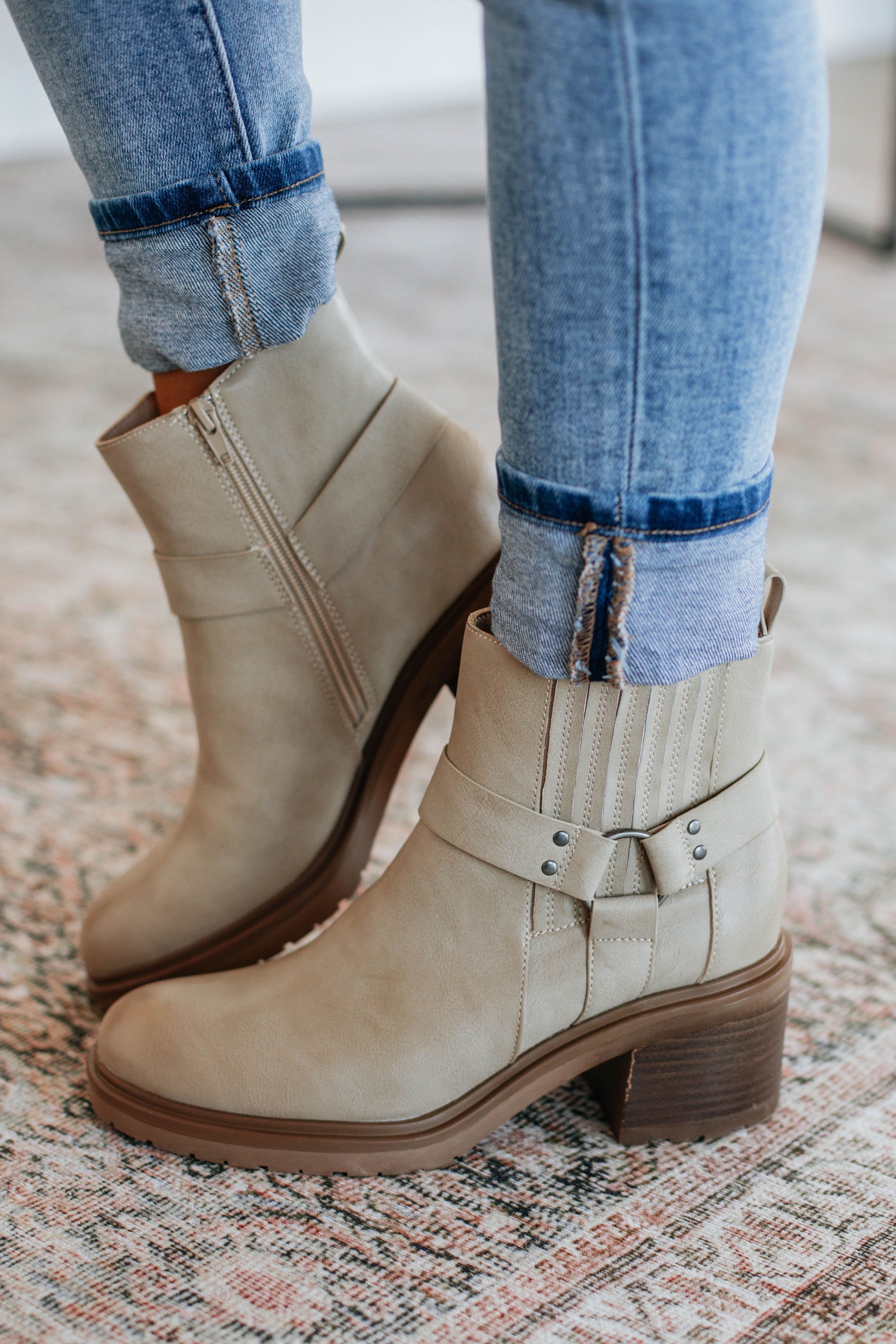 Stylish and Comfortable Women's Boots for Everyday Wear - Perfect for Casual Outfits, Work, and Outdoor Adventures