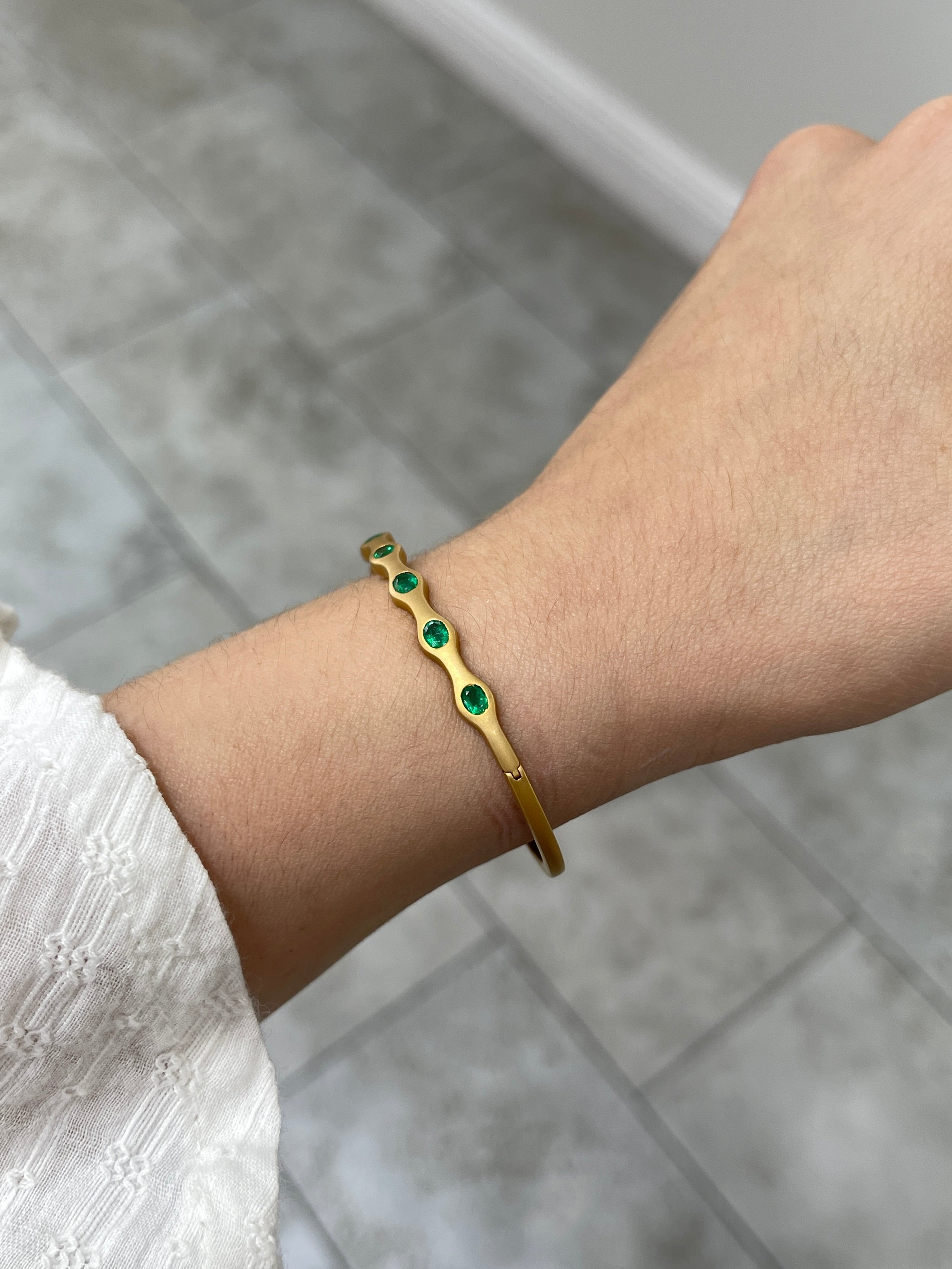 1.80tcw Oval Emerald Wavy/Scalloped 14K Gold Bangle Bracelet - Elegant Jewelry for Women, Perfect for Weddings, Parties & Special Occasions